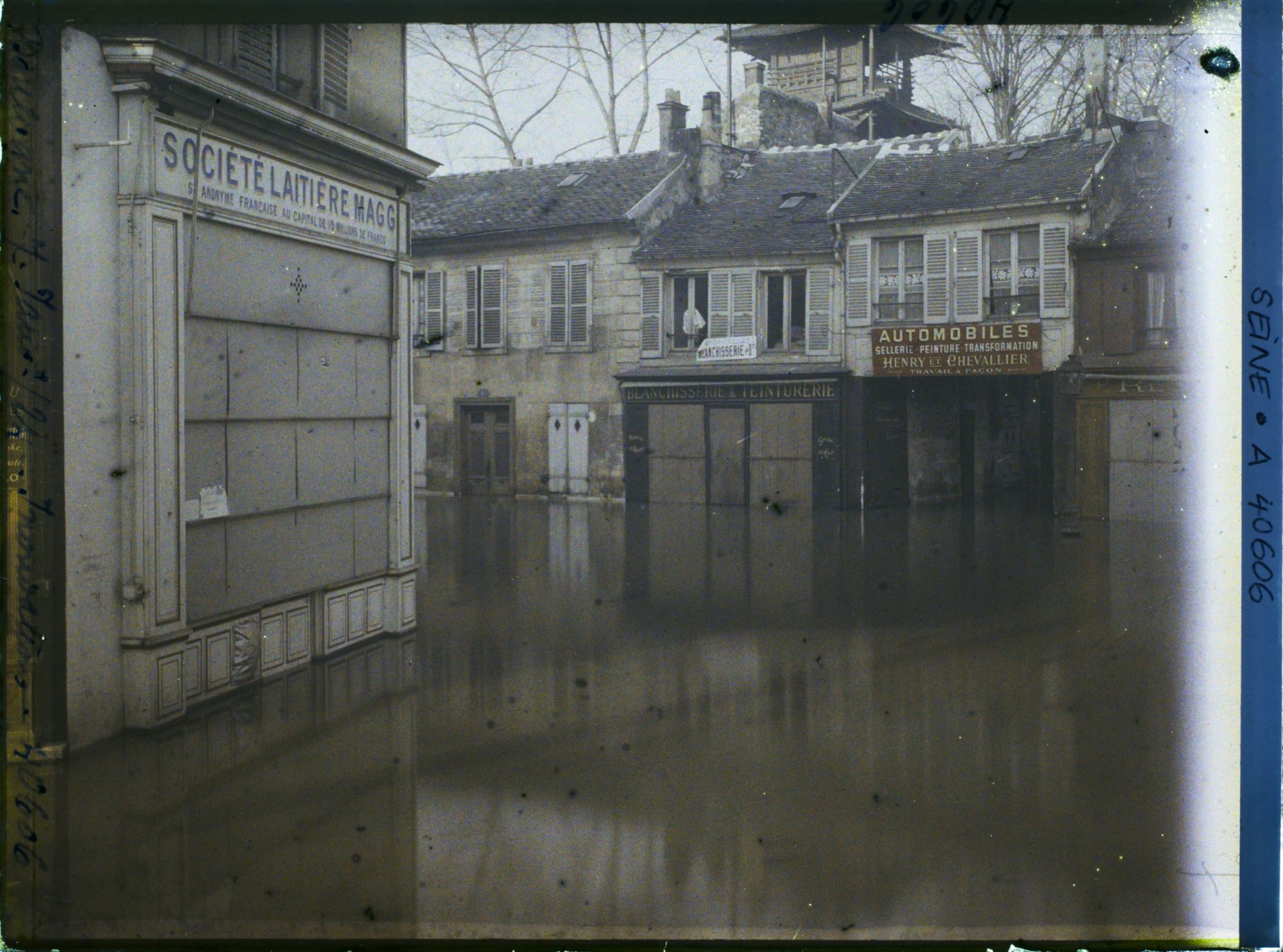 Image représentant La rue du Port inondée, depuis le rond-point Rhin et Danube. A l'arrière-plan, la pagode du jardin d'Albert Kahn