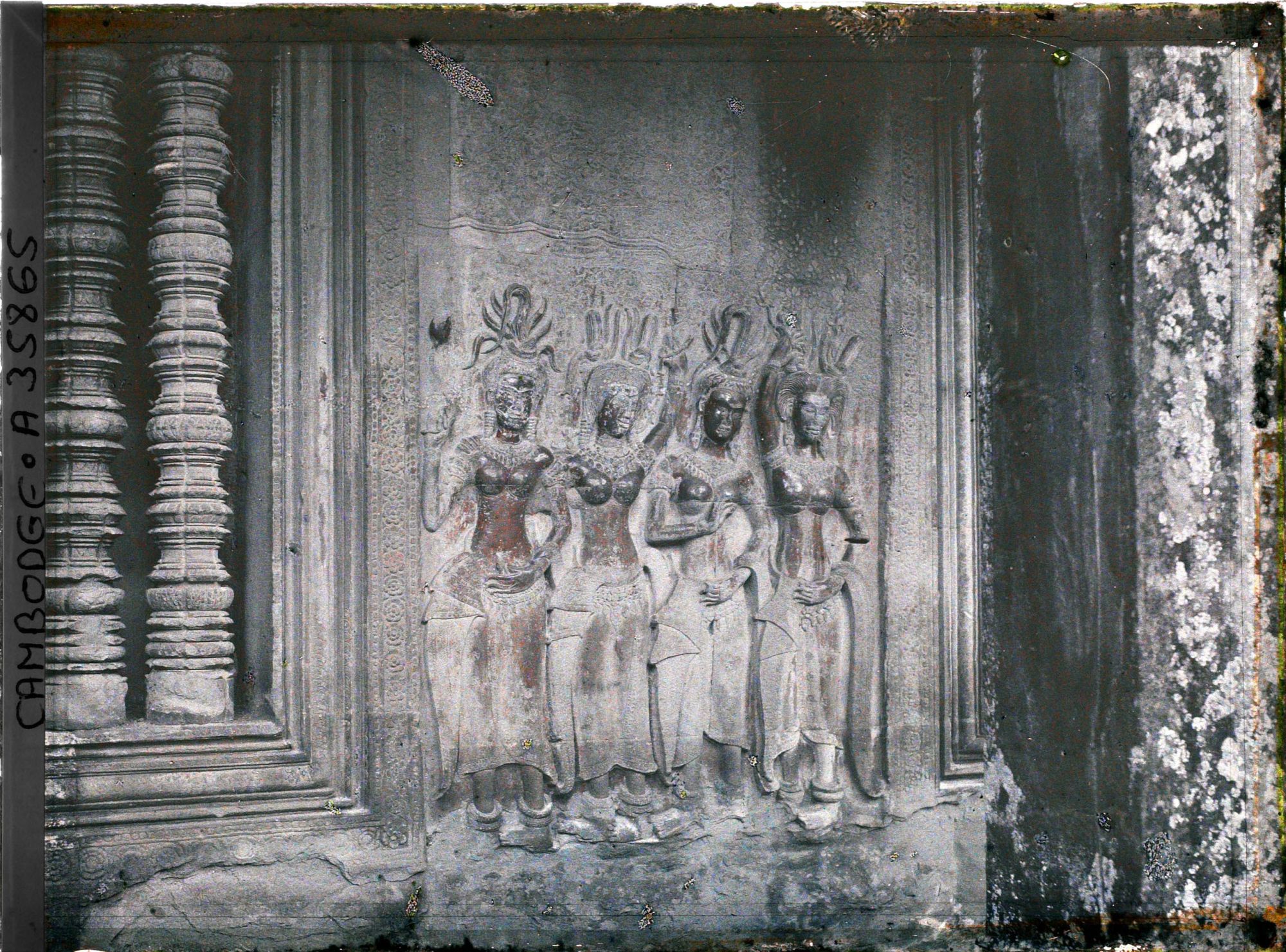 Image représentant Un relief d'apsaras sculpté près d'une fenêtre à balustres