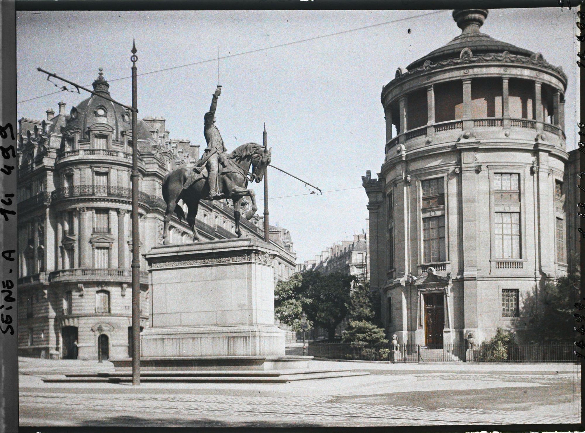 Image représentant La statue de Washington et le musée Guimet place d'Iéna, au fond la rue Boissière