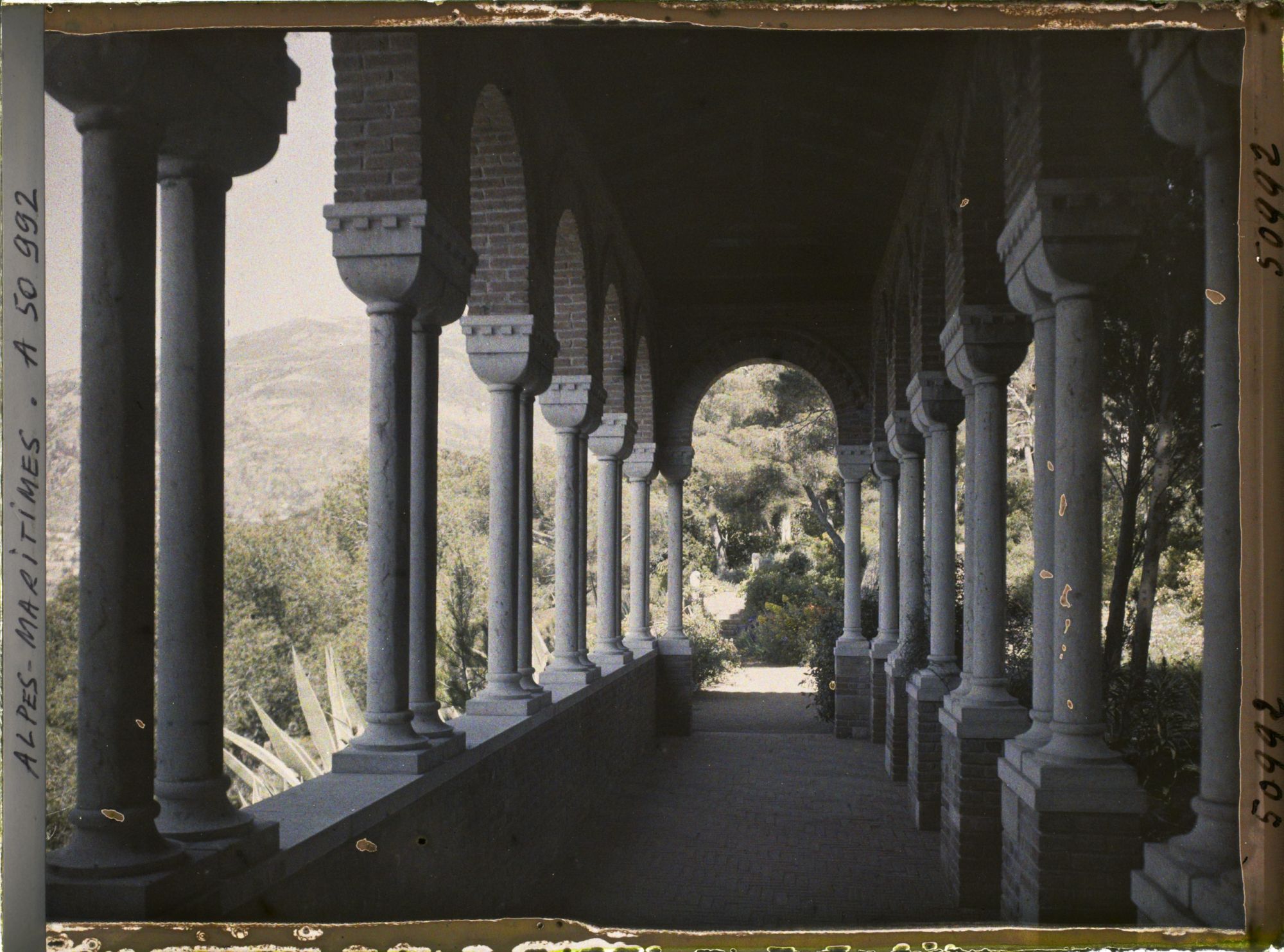 Image représentant Galerie byzantine ouverte sur le paysage environnant, formant une perpective sur le jardin de la villa Cypris