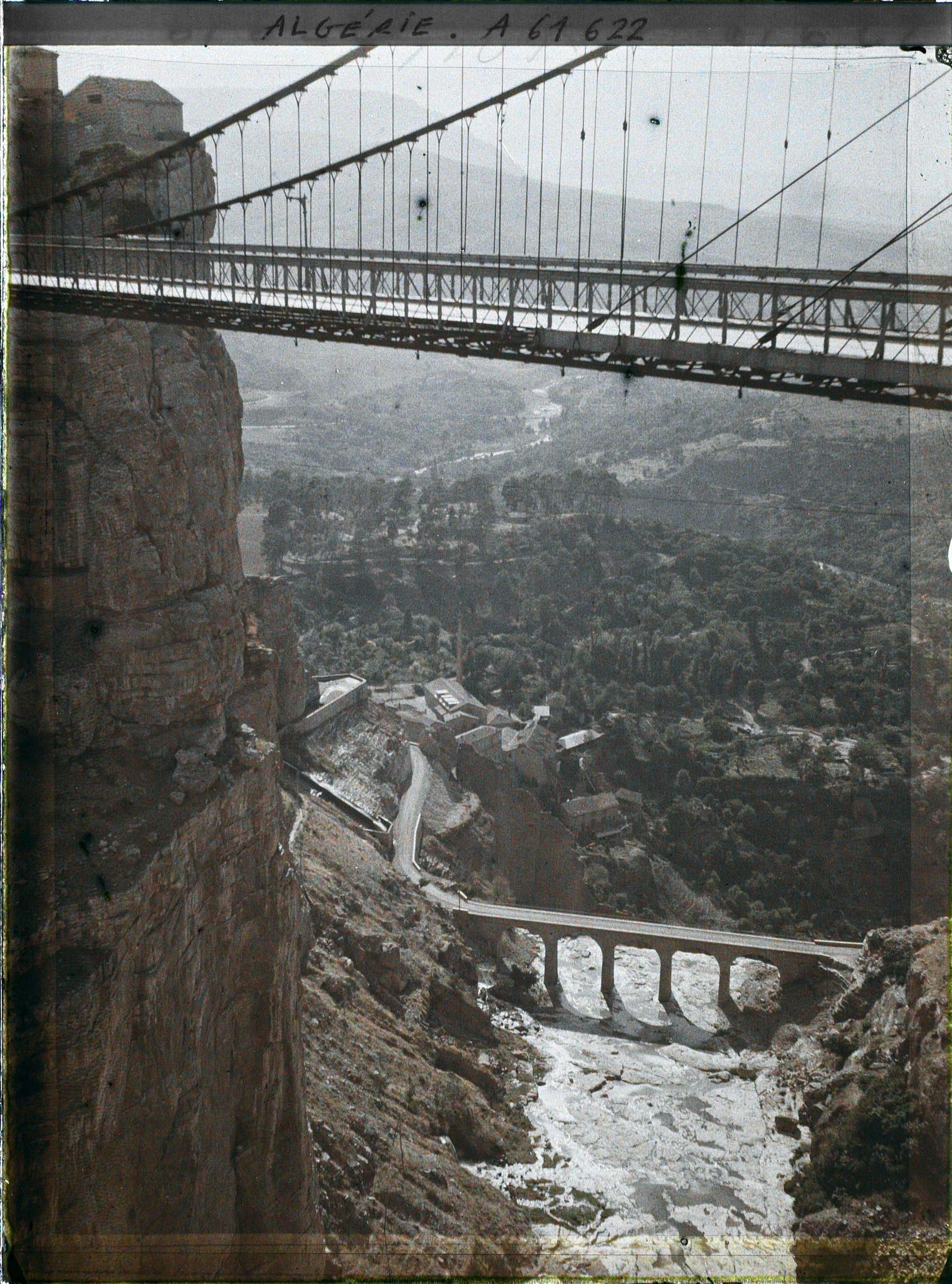 Image représentant Algérie, Constantine, Vallée du Rhumel à la sortie des gorges, en bas, Pont des cascades
