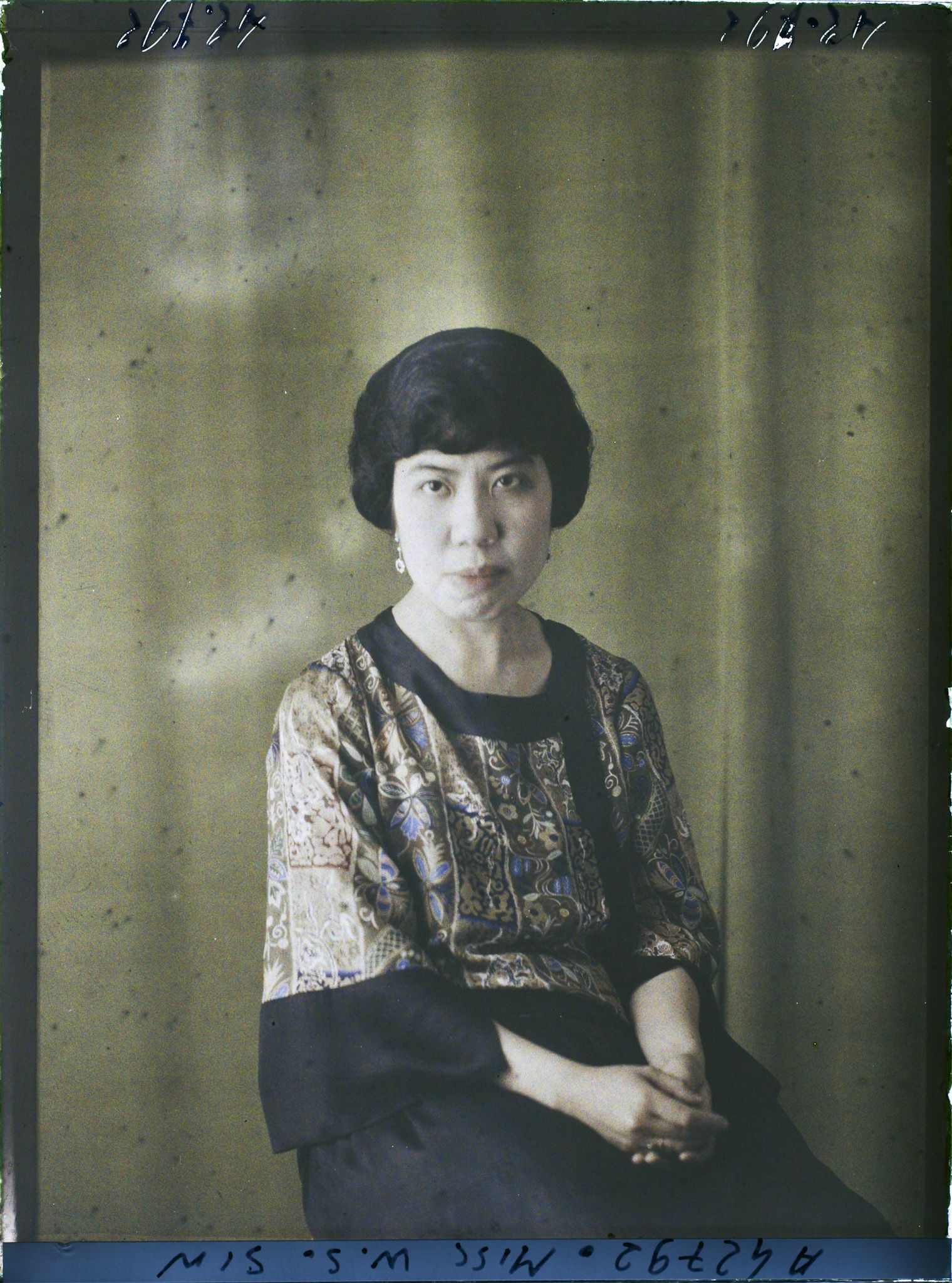 Image représentant https://musee-albert-kahn.s-museum.fr/home/NWQ2OTAwYzNmYjZlZTk1ZWQwODJmMjY4L2dlbmVyaWMtbm90aWNlLXRhYi9hdXRob3JpdHkvNjE3YTc5ZjVjZjhiODk2OGIzMzM3ZDIx/5d6900c3fb6ee95ed082f268/generic-notice-tab/authority/617a79eacf8b8968b333658b Miss W.S. Sin