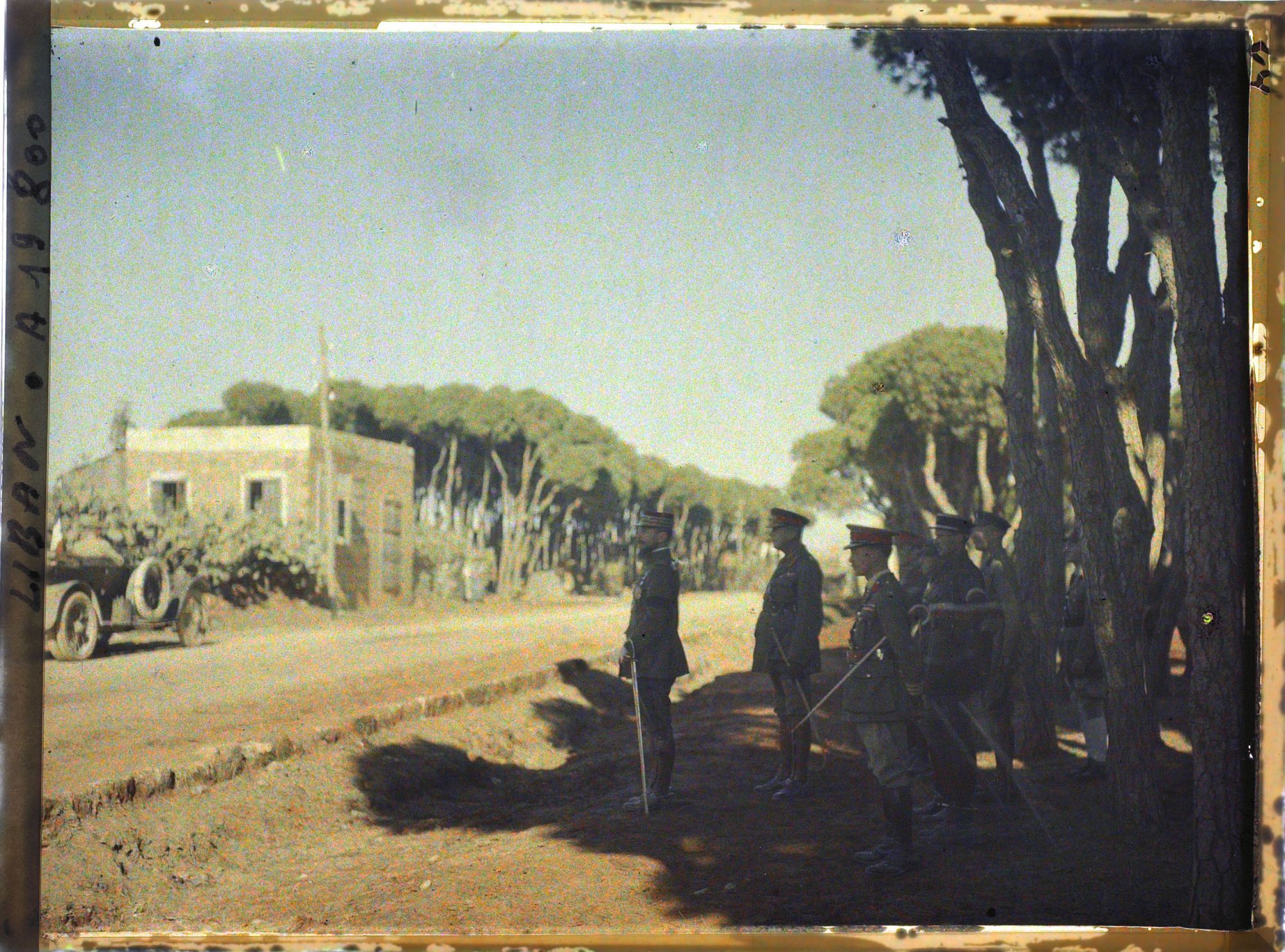Image représentant Le général Gouraud, haut-commissaire de la République française, et le Général britannique Congrewe passant en revue des troupes britanniques alliées