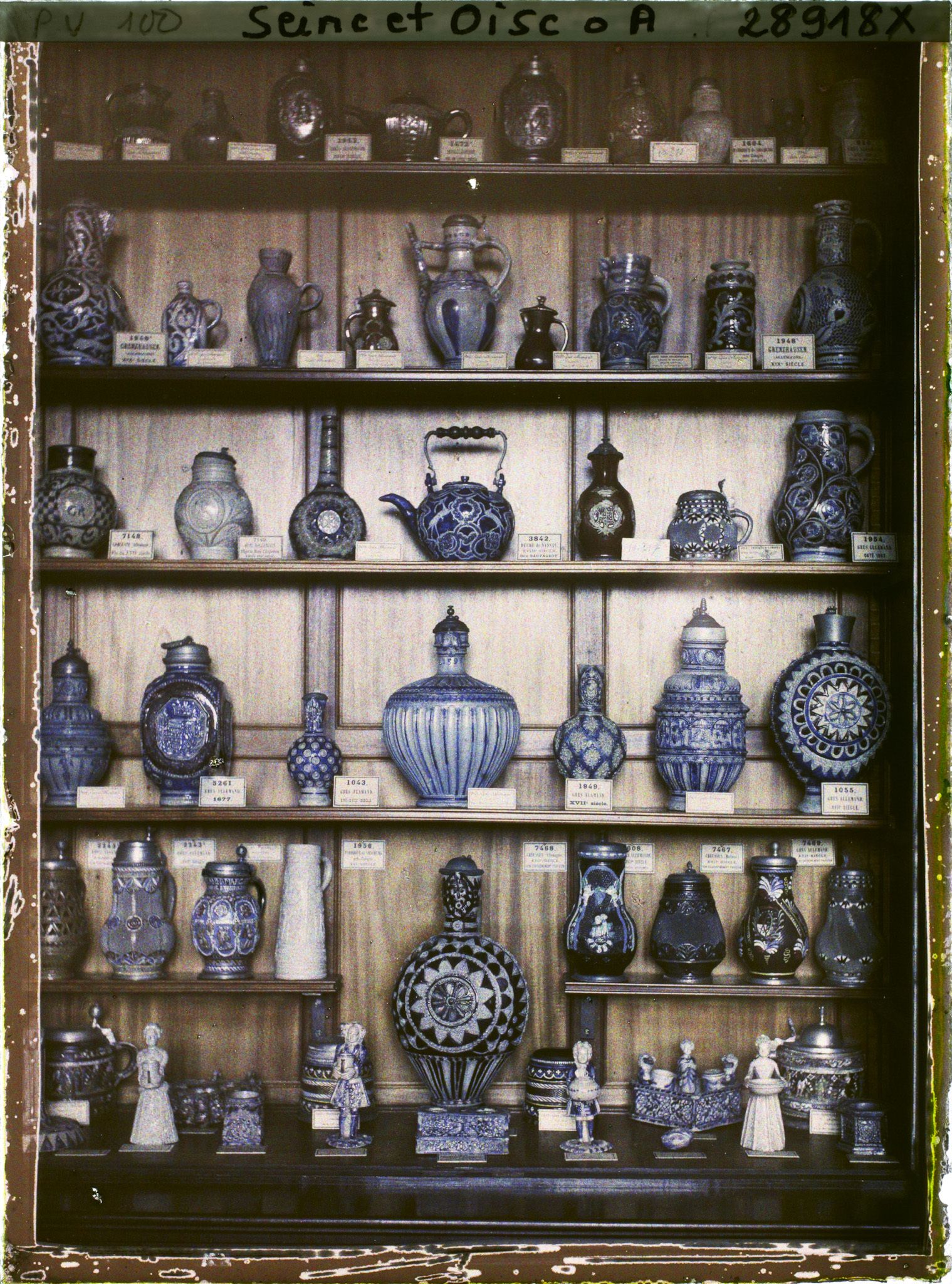 Image représentant Vitrine des collections de grès du musée de Sèvres