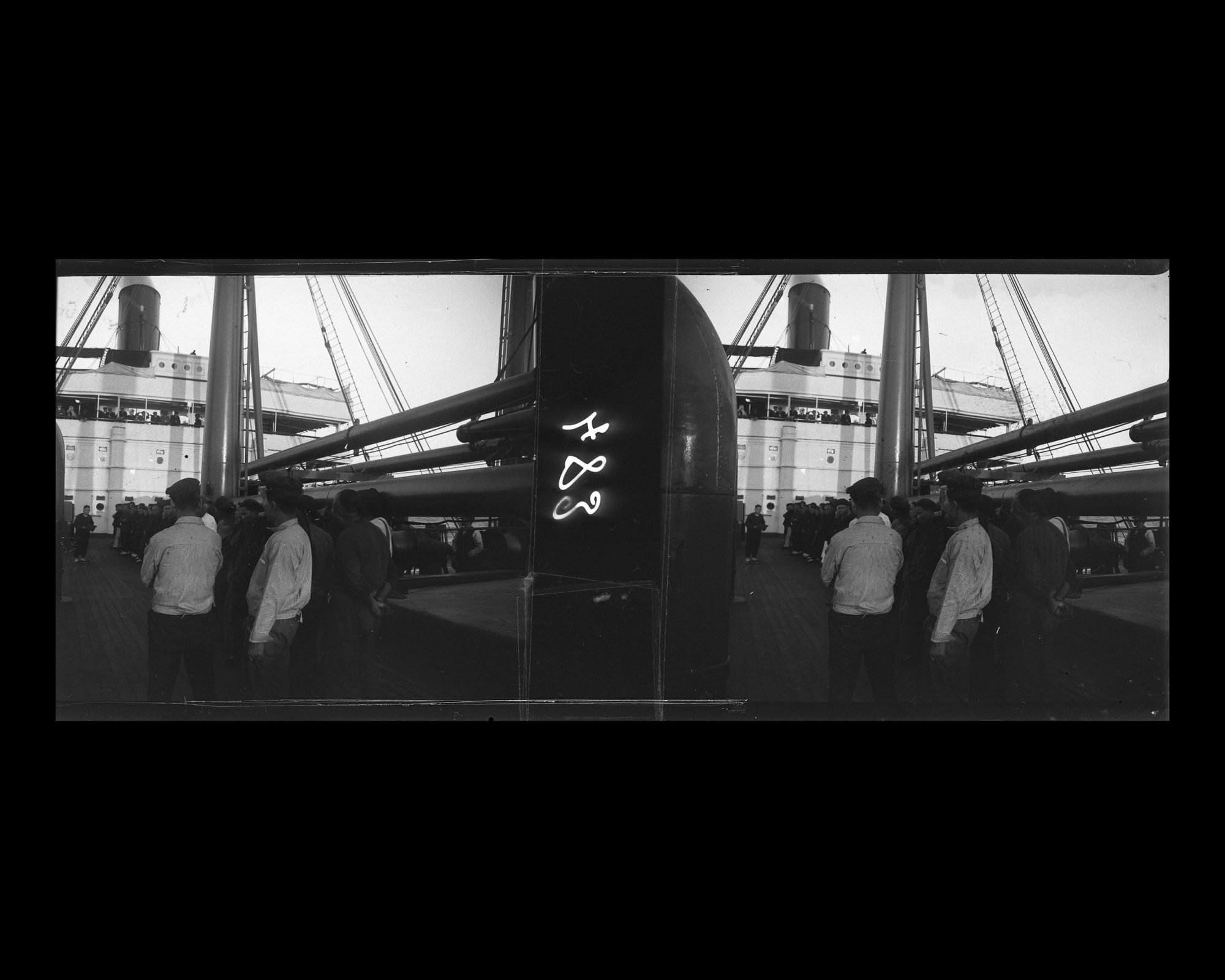 Image représentant Les membres de l'équipage et le personnel rassemblés sur le pont avant