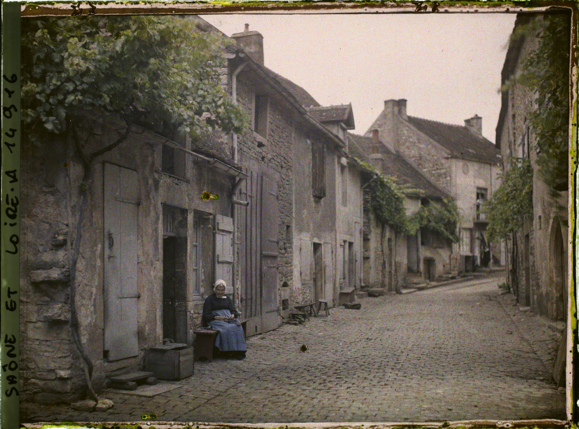 Image représentant Madame Bouteloup assise devant l'actuel 33 rue des Cordiers