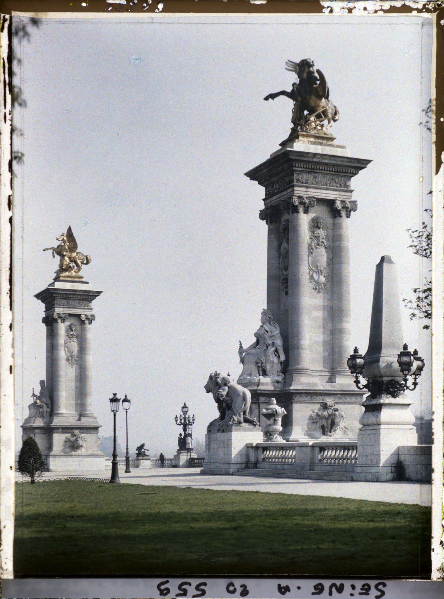 Image représentant L'entrée du pont Alexandre-III
