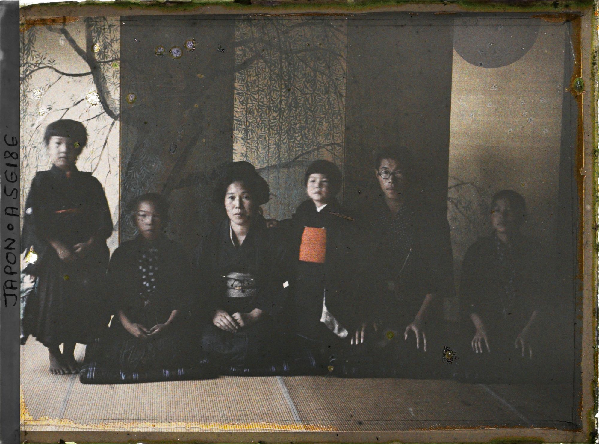 Image représentant Famille rurale en costumes de cérémonie