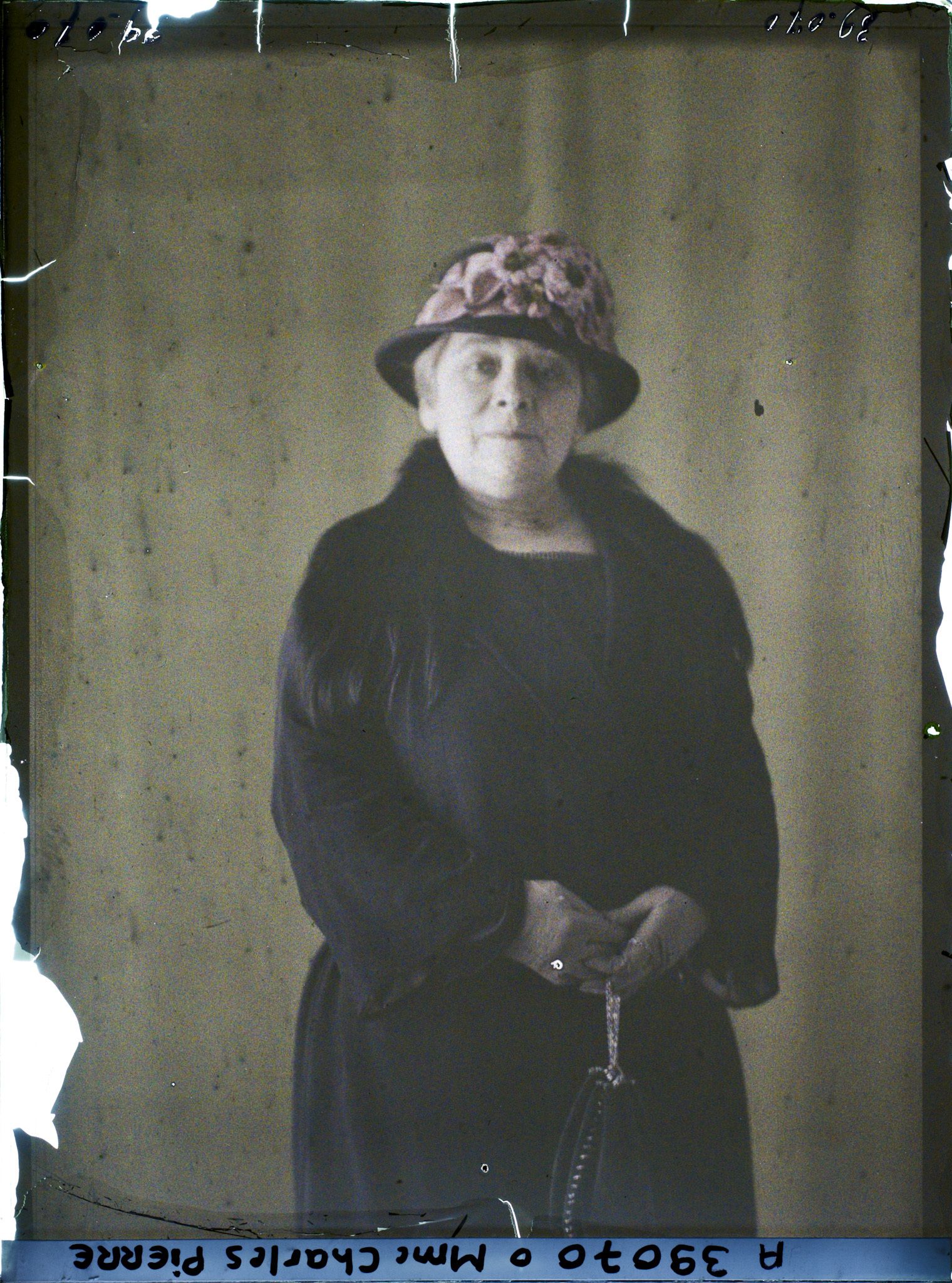 Image représentant https://musee-albert-kahn.s-museum.fr/home/NWQ2OTAwYzNmYjZlZTk1ZWQwODJmMjY4L2dlbmVyaWMtbm90aWNlLXRhYi9hdXRob3JpdHkvNjE3YTc5ZjVjZjhiODk2OGIzMzM3ZDIx/5d6900c3fb6ee95ed082f268/generic-notice-tab/authority/617a79ebcf8b8968b33375a1 Madame Charles Pierre