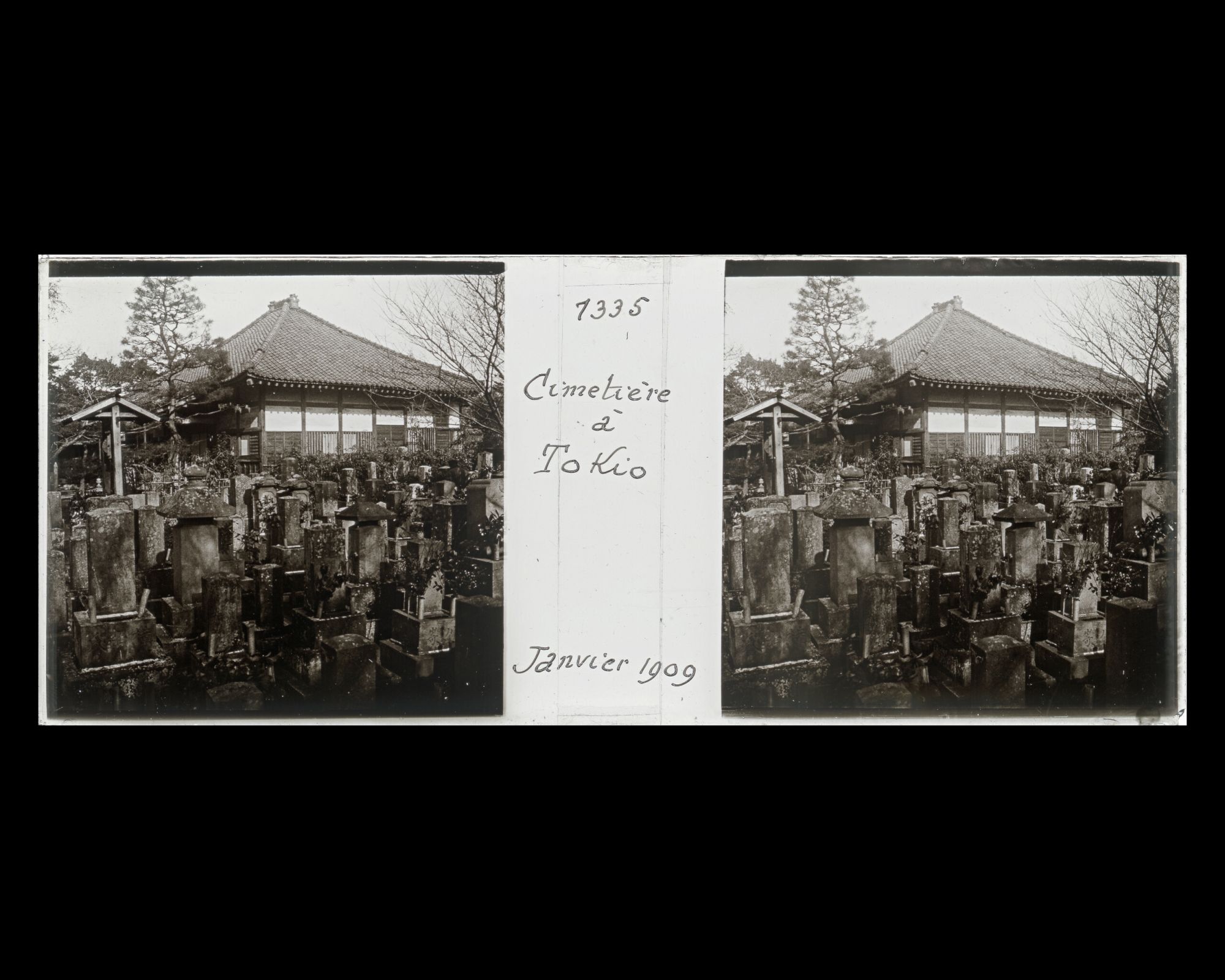 Image représentant Stèles funéraires et temple (?) dans un cimetière