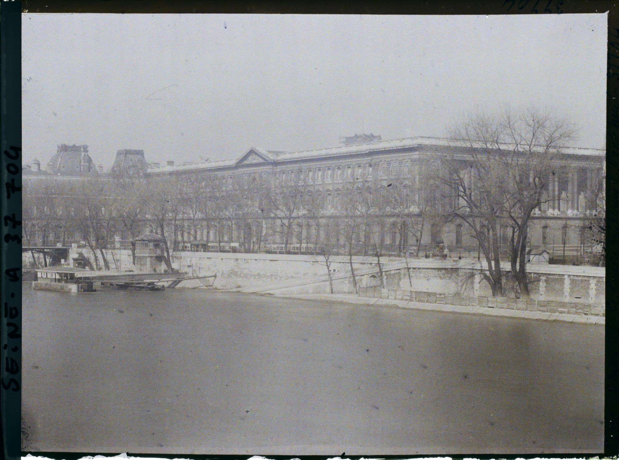 Image représentant Le Louvre depuis le Pont-Neuf