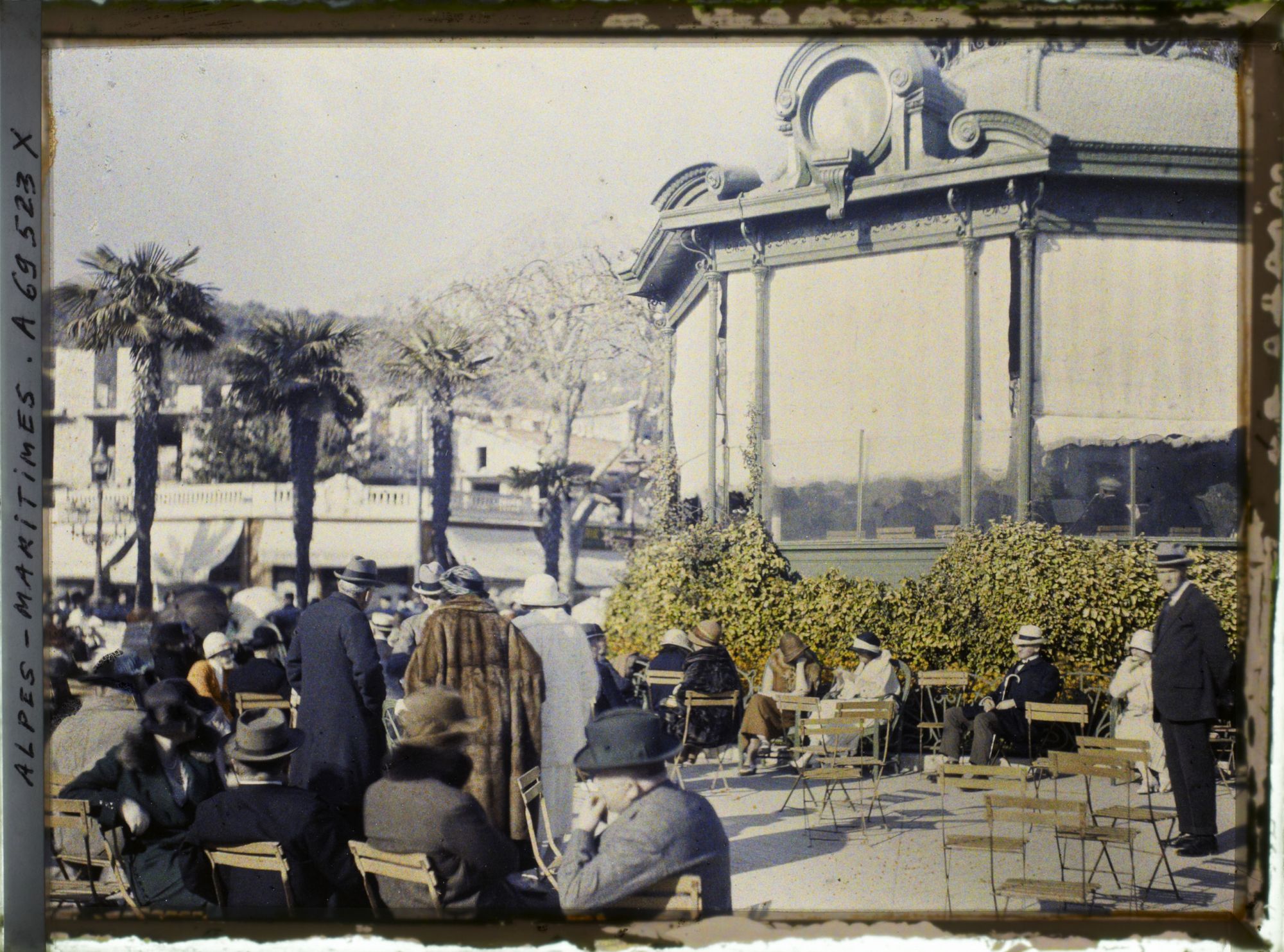Image représentant Public autour du kiosque à musique à la saison hivernale