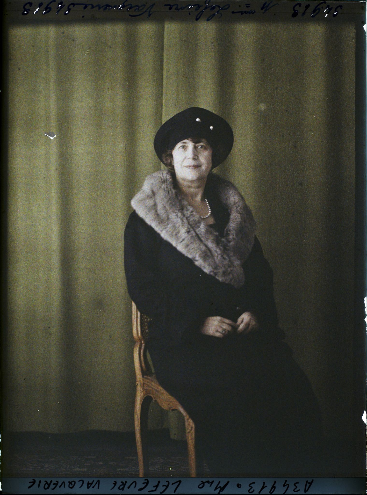 Image représentant https://musee-albert-kahn.s-museum.fr/home/NWQ2OTAwYzNmYjZlZTk1ZWQwODJmMjY4L2dlbmVyaWMtbm90aWNlLXRhYi9hdXRob3JpdHkvNjE3YTc5ZjVjZjhiODk2OGIzMzM3ZDIx/5d6900c3fb6ee95ed082f268/generic-notice-tab/authority/617a79ebcf8b8968b333715d Madame Pierre Lefèvre Vacquerie