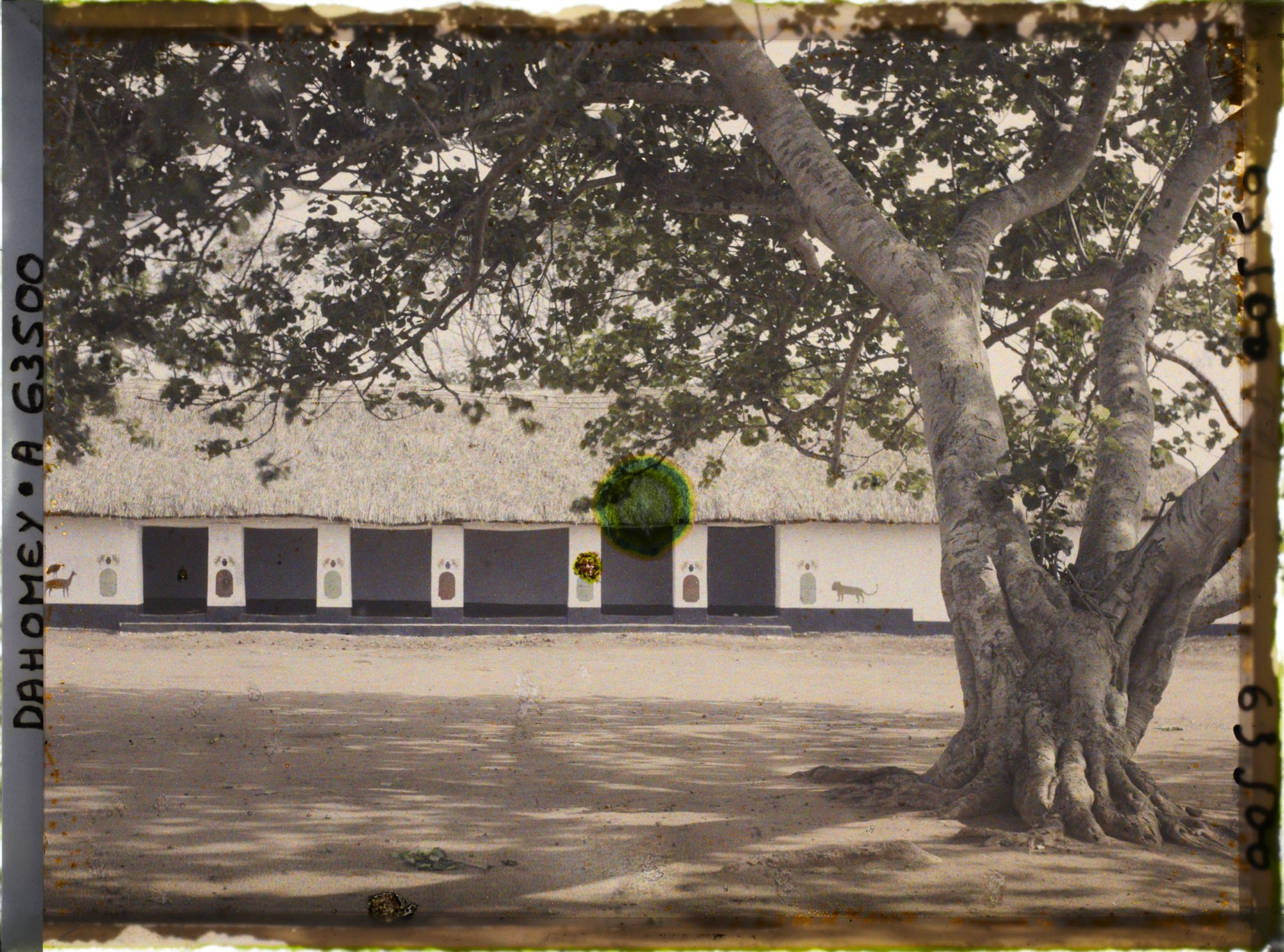 Image représentant La djononho ou case des étrangers dans la première cour du palais de  null Glélé