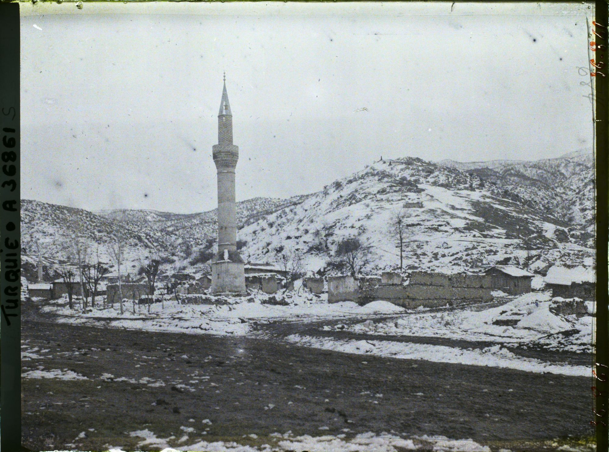 Image représentant Turquie, Karakeui, Village et mosquée détruits