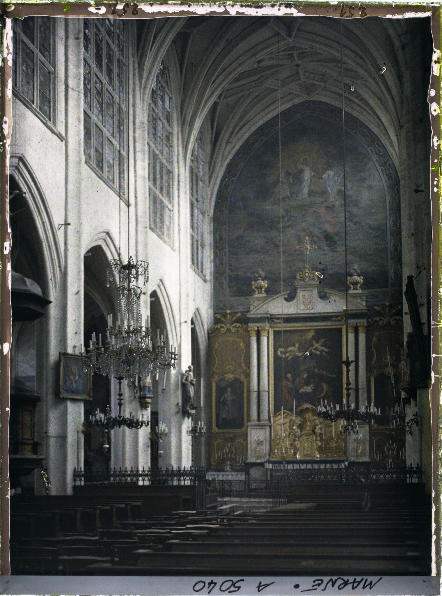 Image représentant La nef et le chœur de l'église Saint-Denis