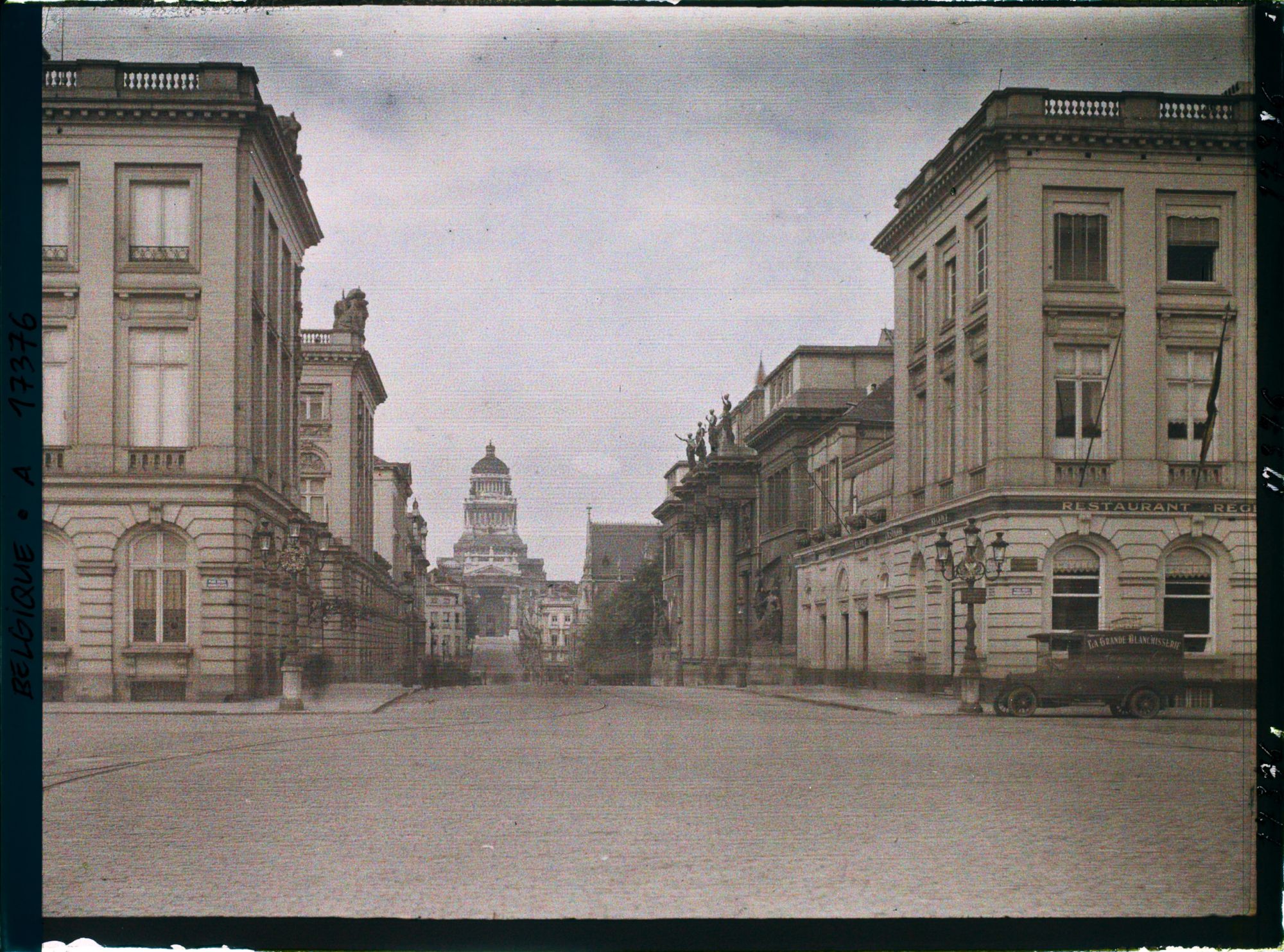 Image représentant Belgique, Bruxelles, La rue de la Régence et le Palais de Justice