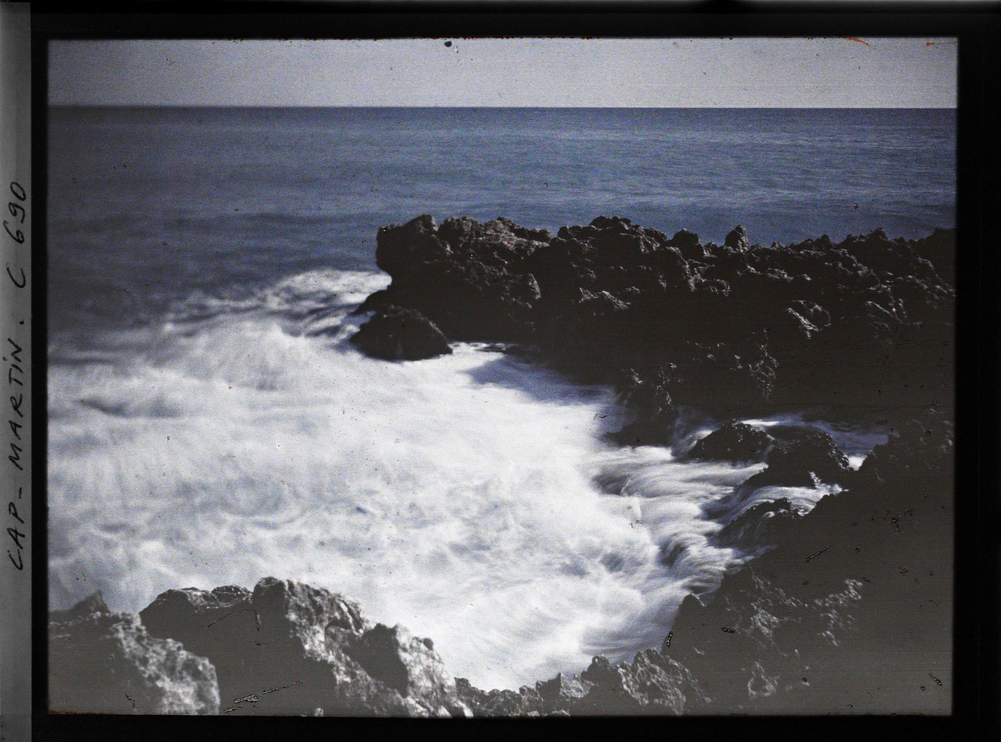 Image représentant Face à l'horizon, vagues se brisant sur les rochers