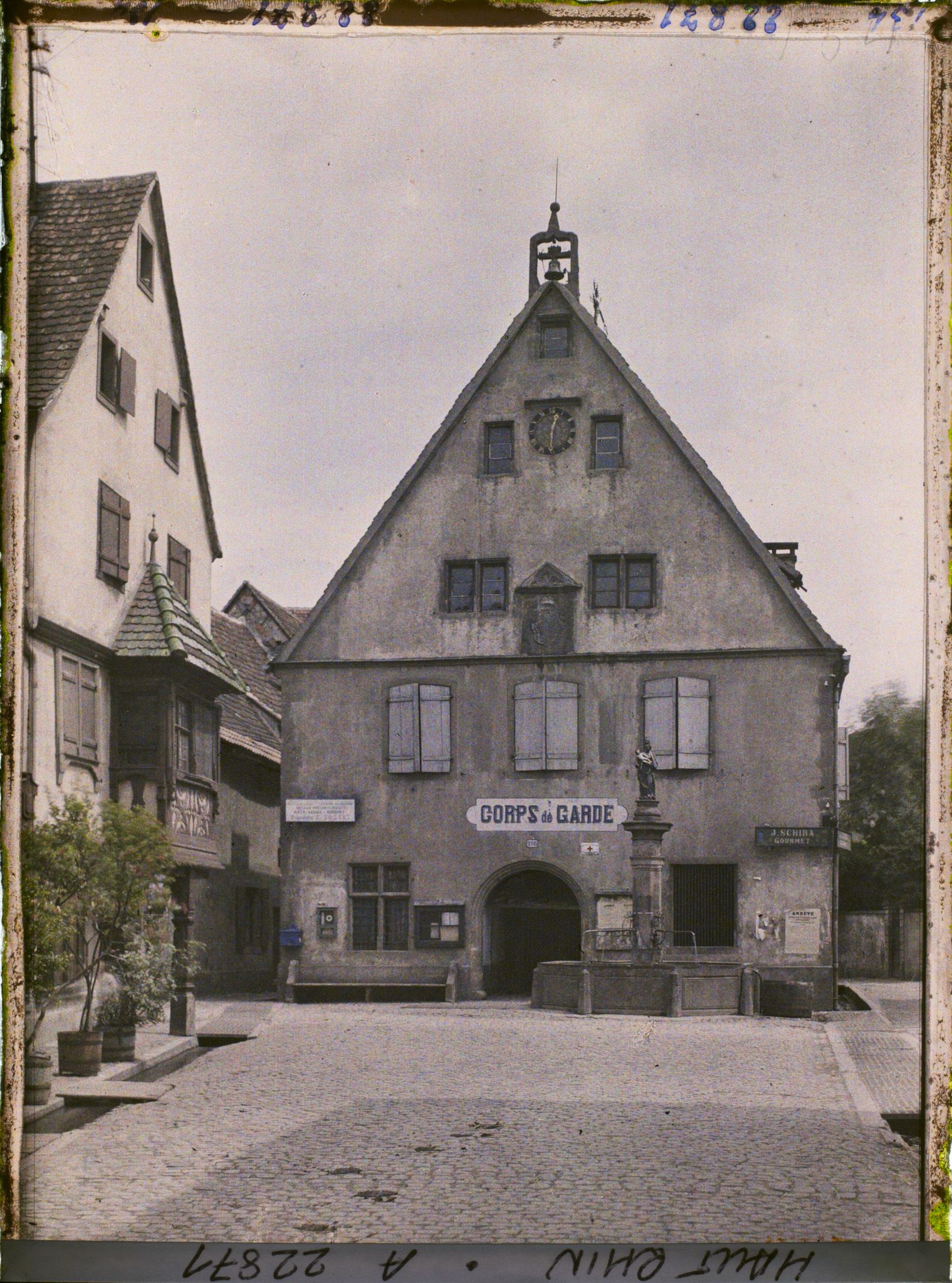 Image représentant France, Turkeim, Le Corps de garde et la fontaine