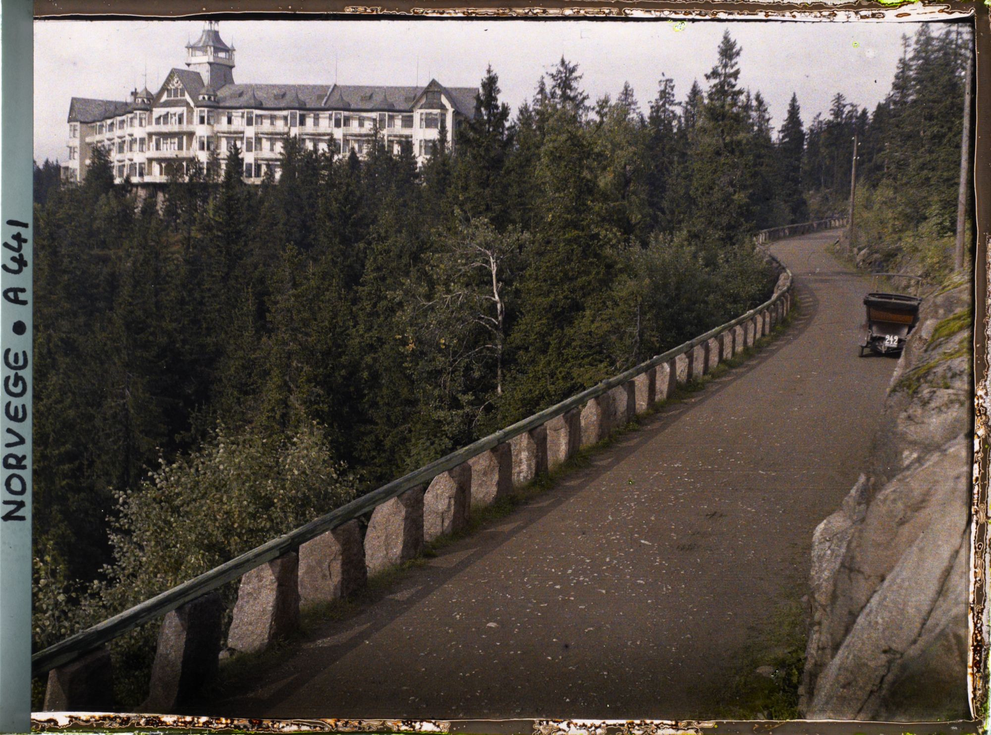 Image représentant Voiture sur le bord de route, après du Sanatorium de Voksenkollen