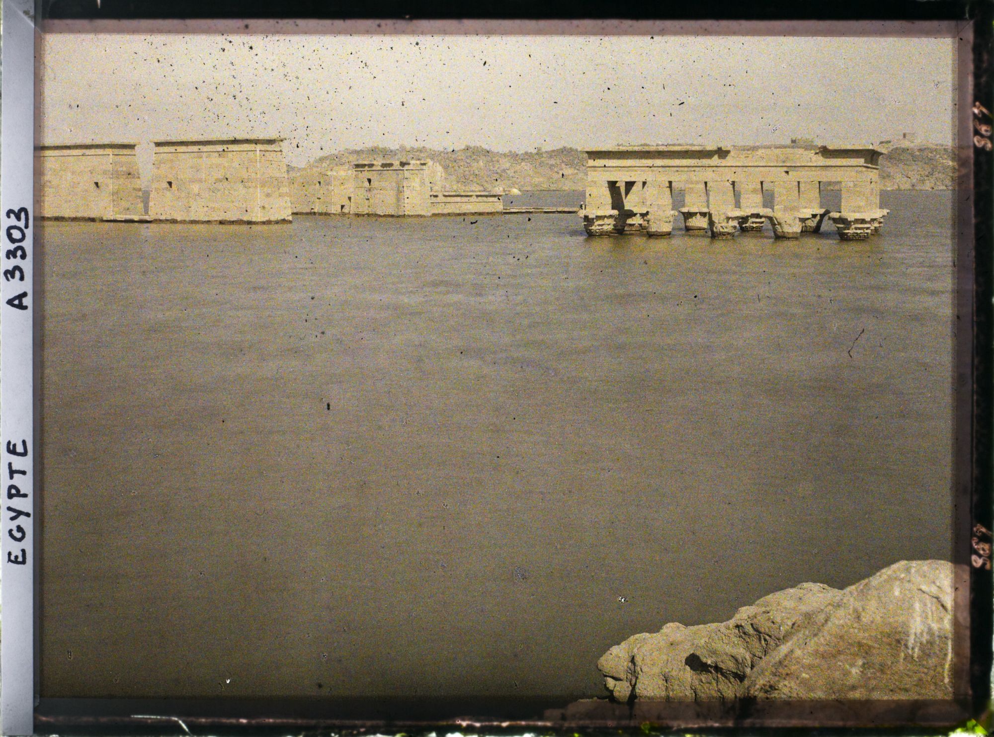 Image représentant Vue sur le premier et le deuxième pylône du temple immergé d'Isis