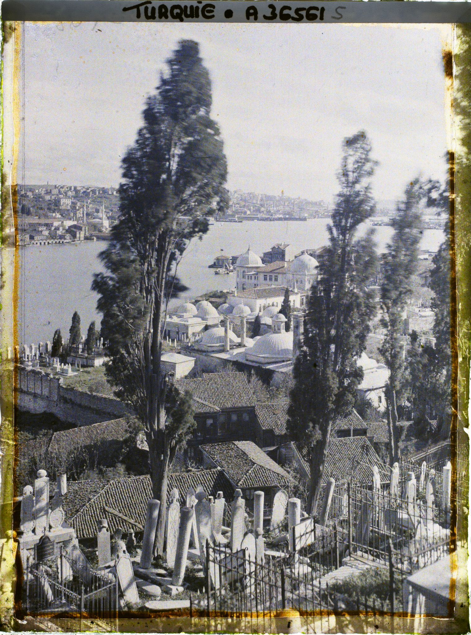 Image représentant Turquie, Constantinople- Eyoub, Petit Village d'Eyoub Cimetière d'Eyoub et la Corne d'Or