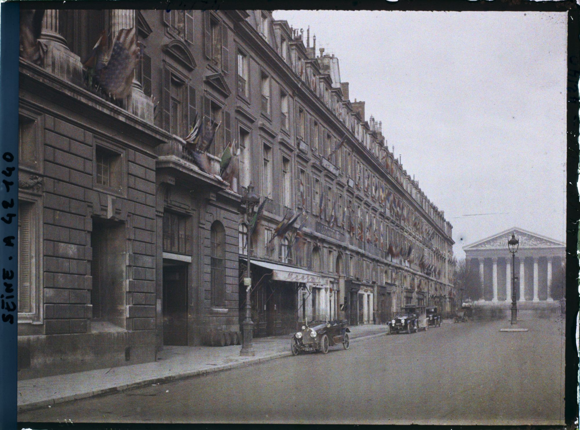 Image représentant La rue Royale et la Madeleine décorées des drapeaux alliés