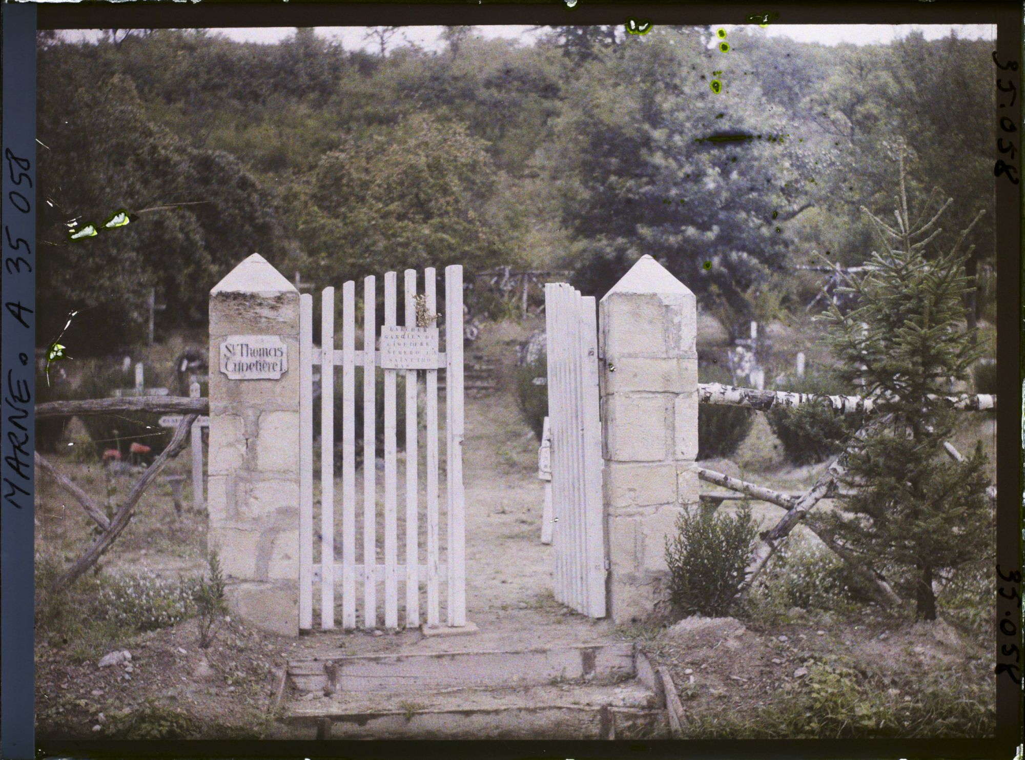 Image représentant France, St Thomas (Marne), Entrée du Cimetière