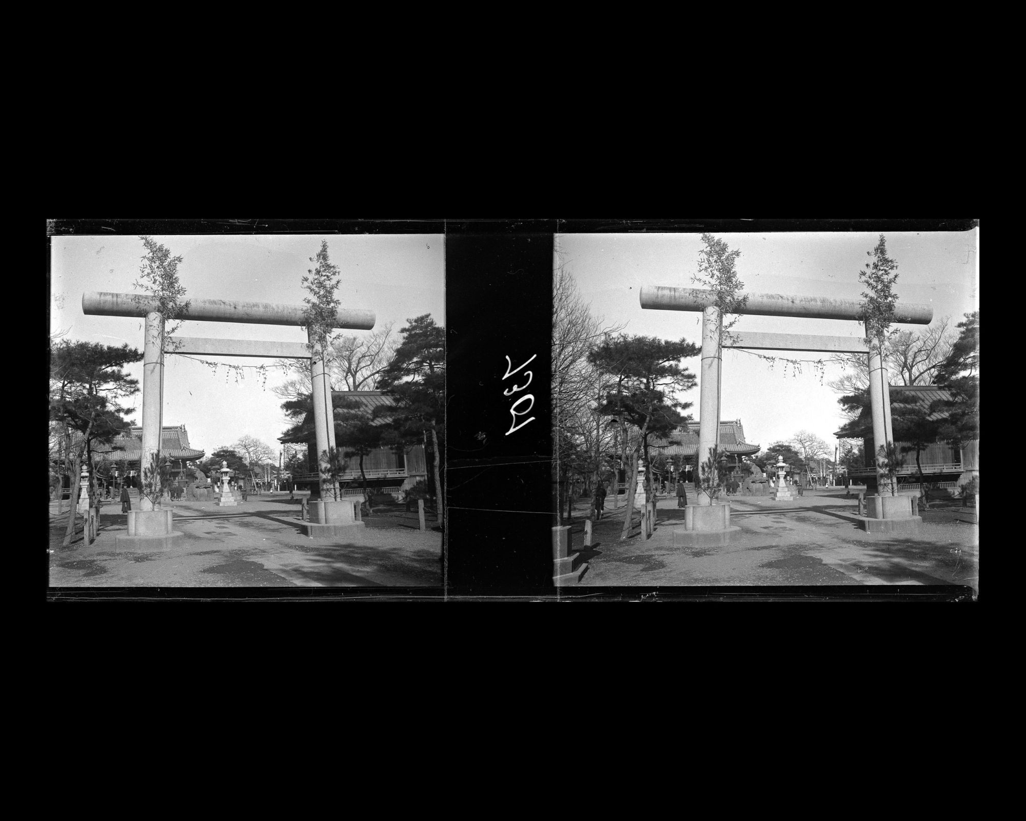 Image représentant Torii à l'entrée d'un temple dans le parc d'Asakusa