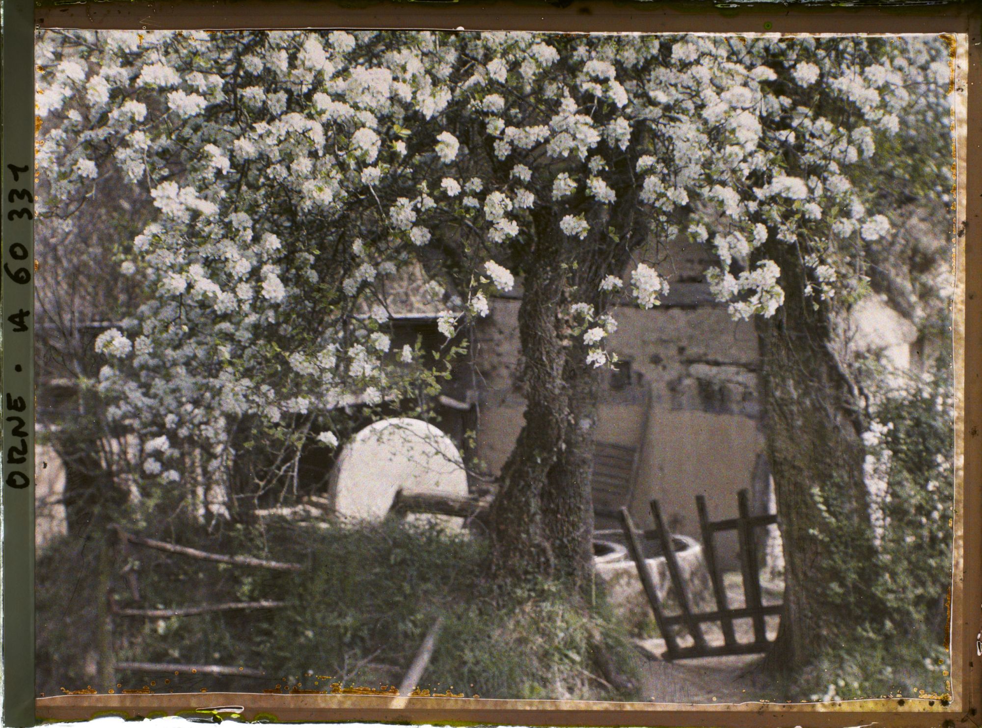 Image représentant Meule à céréales dans une cour de ferme