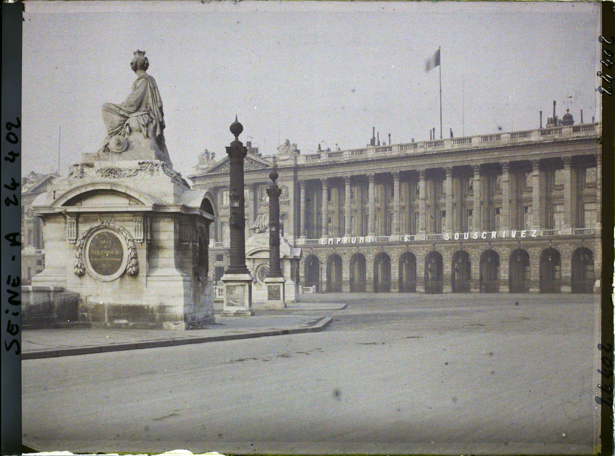 Image représentant Publicité pour l'emprunt national de 1920 sur la façade du ministère de la Marine, place de la Concorde
