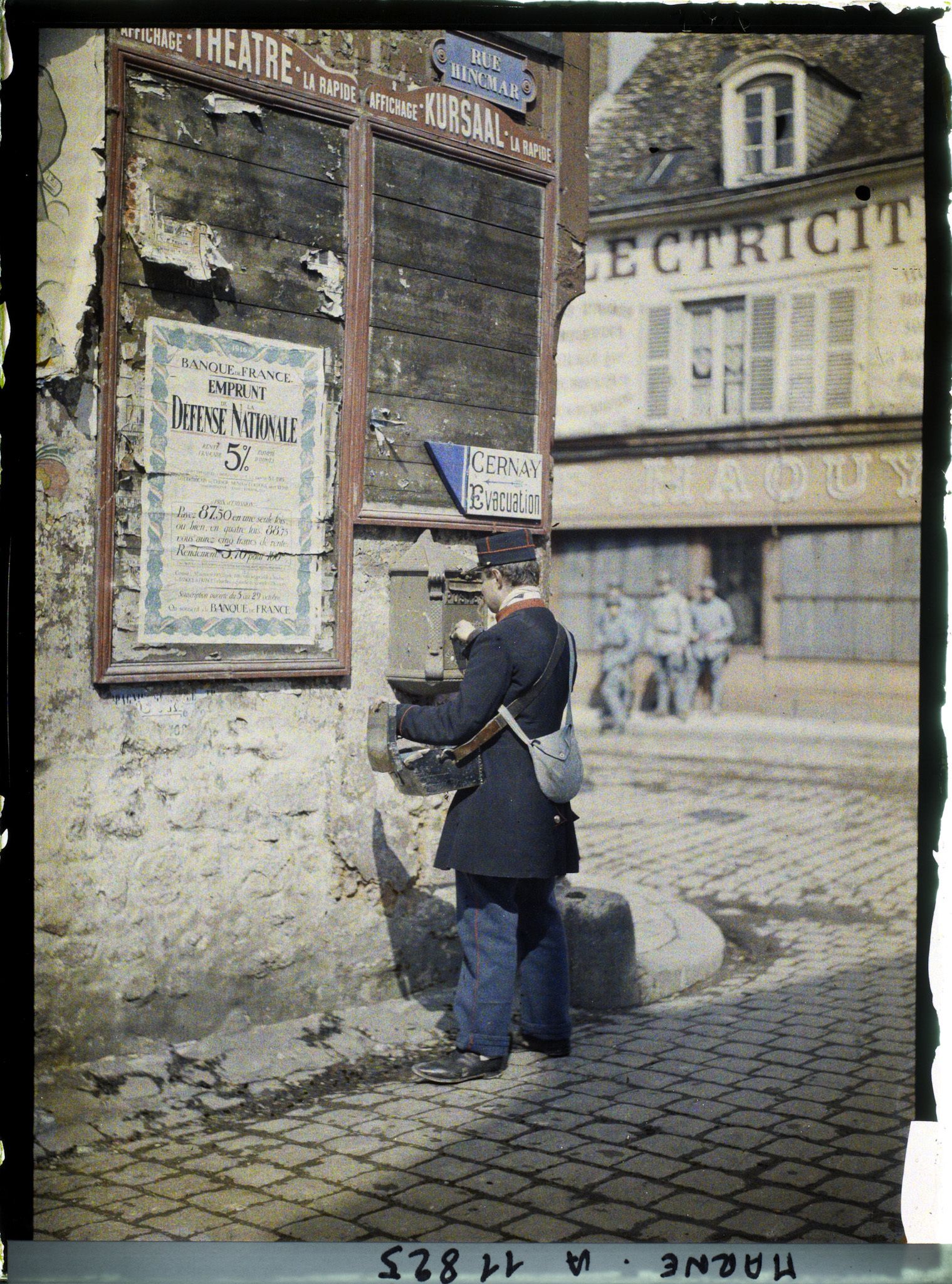 Image représentant Un facteur relevant le courrier