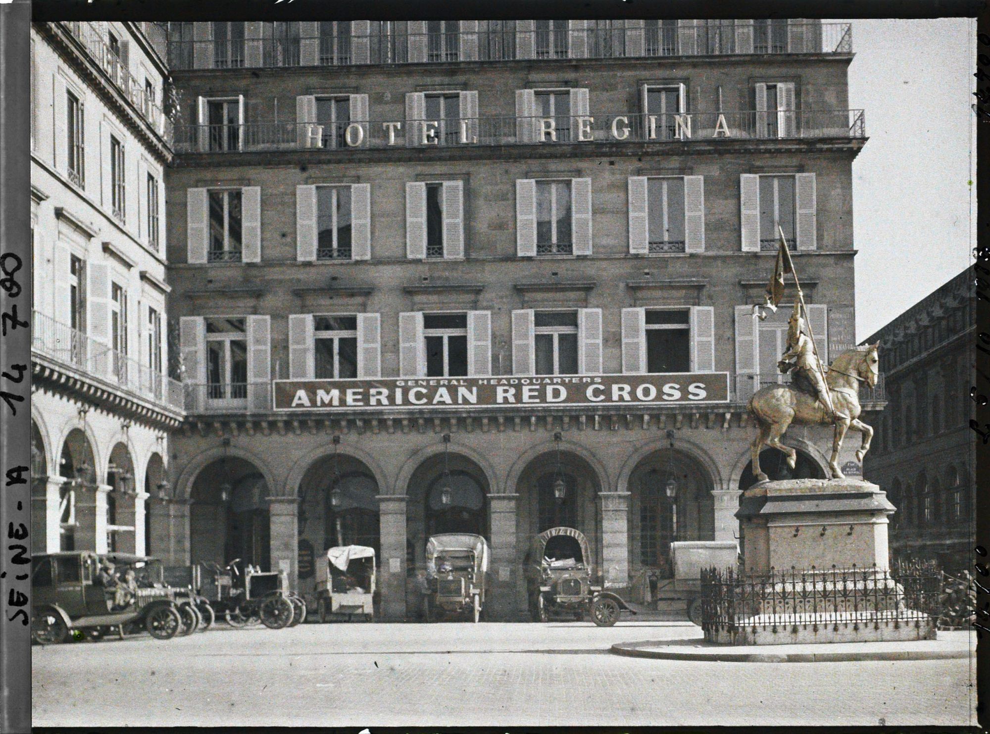 Image représentant Quartier général de la Croix-Rouge américaine à l'Hôtel Regina place de Rivoli (actuelle place des Pyramides)
