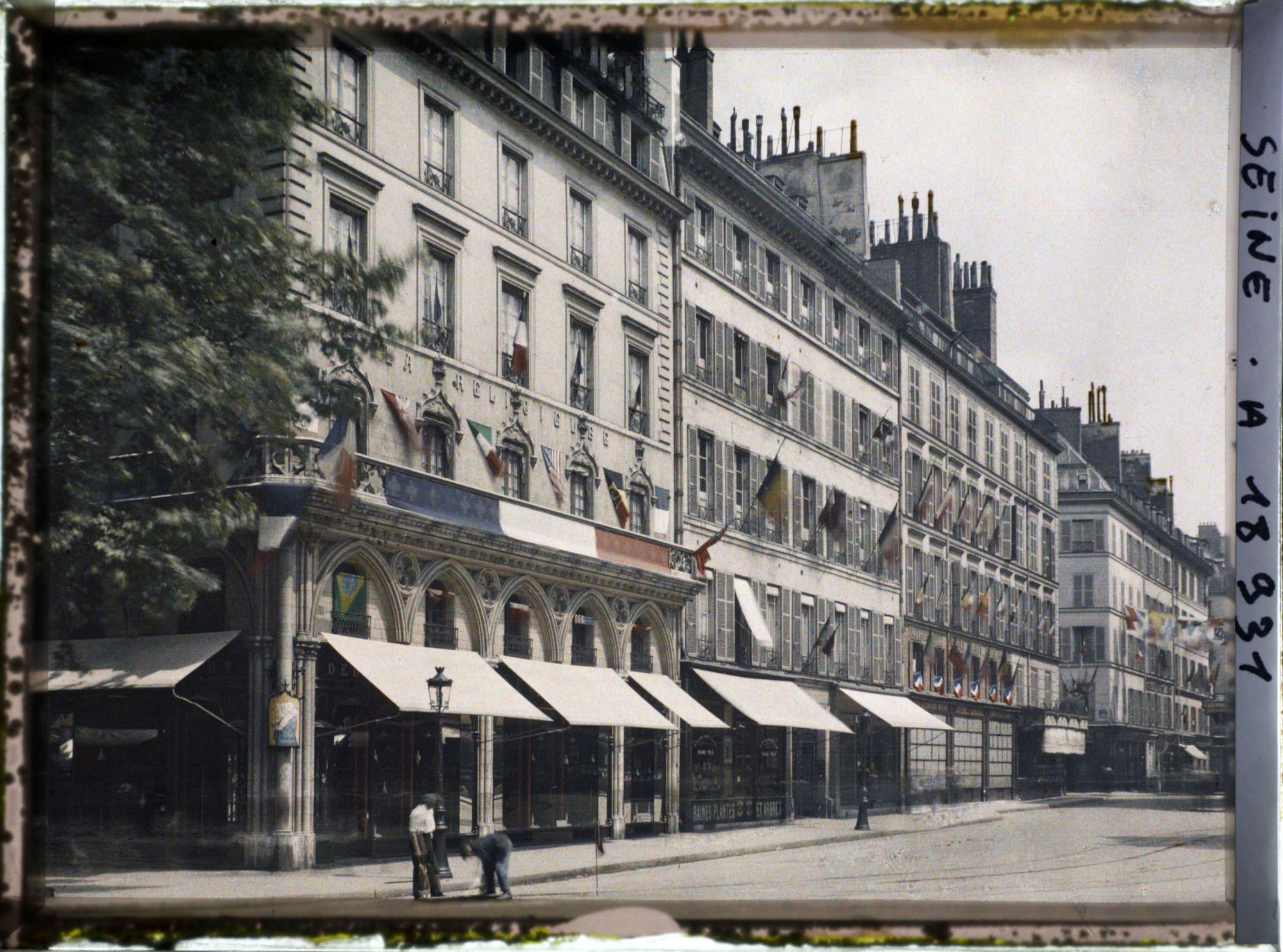 Image représentant Drapeaux pour les fêtes de la Victoire place de la Madeleine, à l'angle de la rue Tronchet