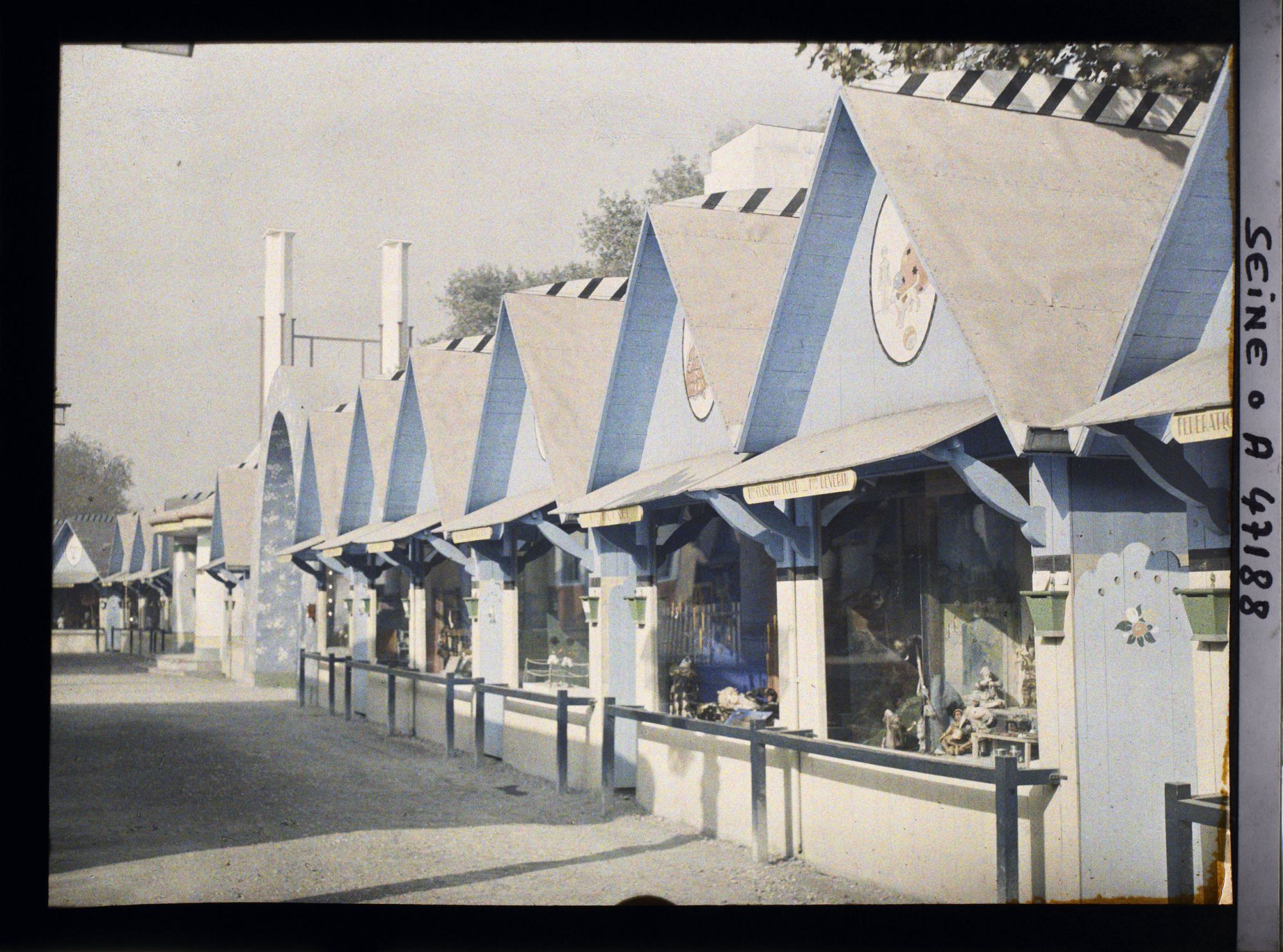 Image représentant L'Exposition des arts décoratifs, le Village du Jouet, quai d'Orsay
