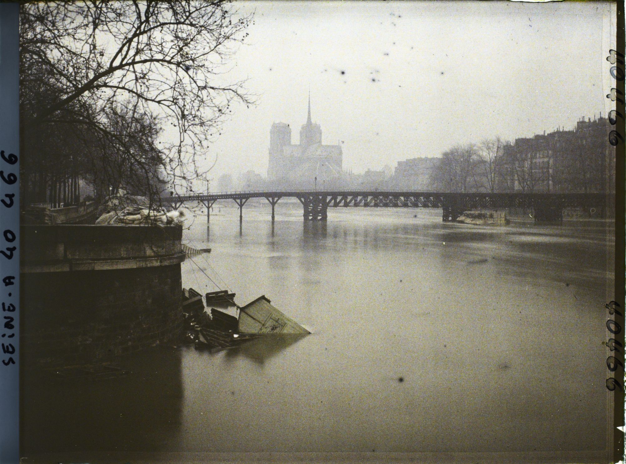 Image représentant La crue de la Seine au pont de la Tournelle (passerelle provisoire en bois pour sa reconstruction) et la cathédrale Notre-Dame