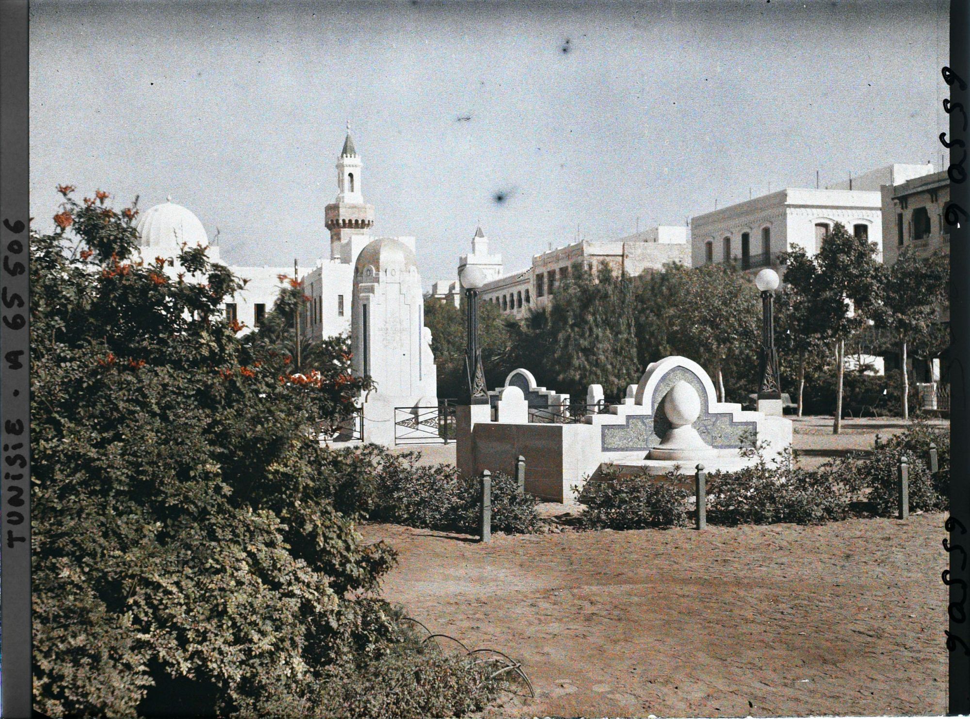 Image représentant La place et le monument érigé en l'honneur de Paul Bourde, vue prise en direction de l'Hôtel de ville