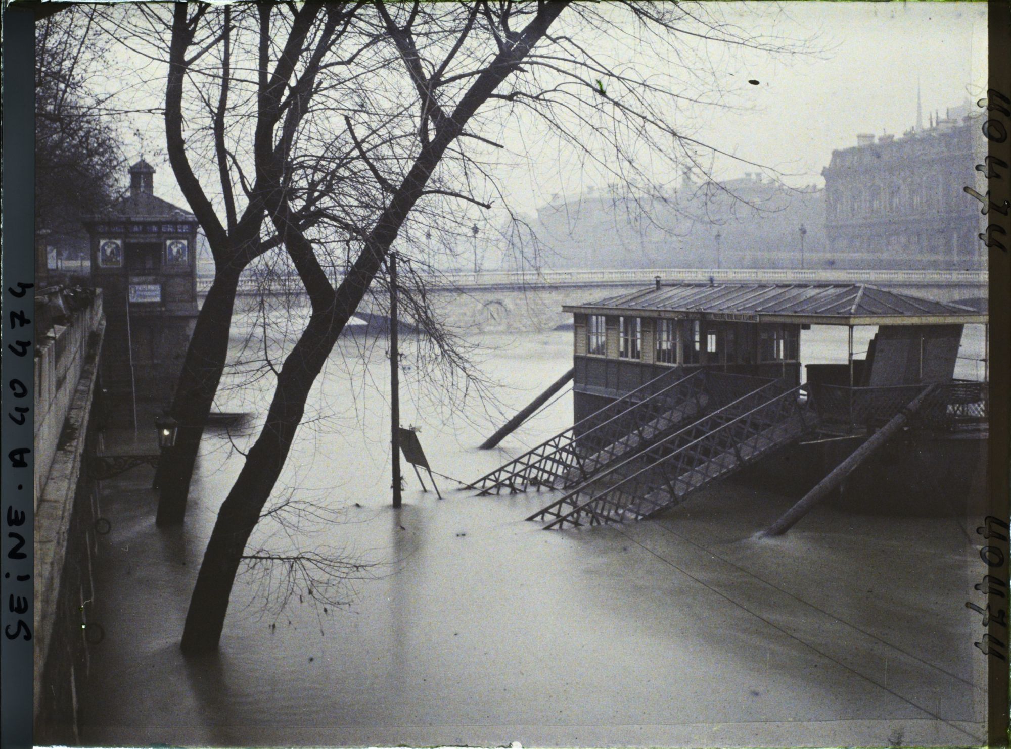 Image représentant La crue de la Seine au pont au Change depuis le quai de la Mégisserie