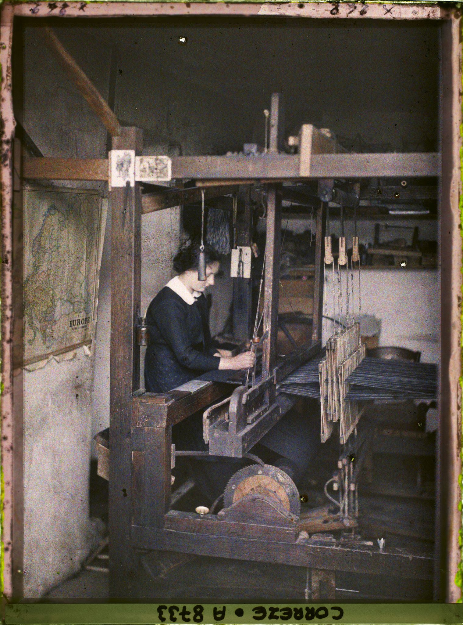 Image représentant Dans un atelier de tisserand, Mademoiselle Taterode remplaçant son père Emile