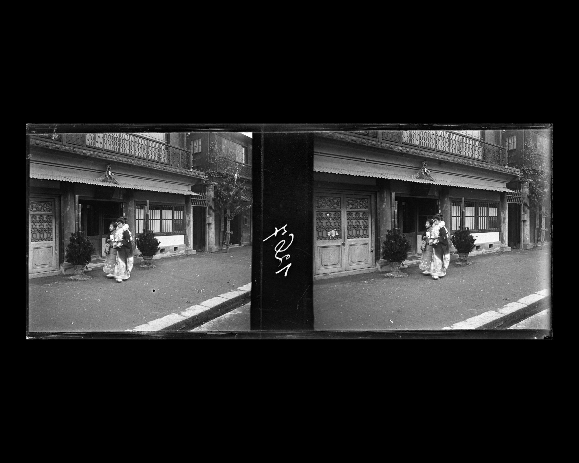 Image représentant Jeunes femmes en promenade