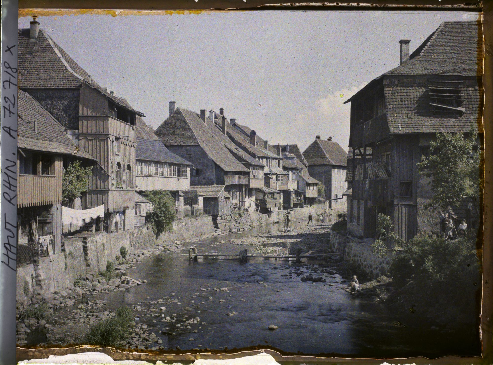 Image représentant Les bords de la Doller vers l'aval, prise du pont de l'Eglise