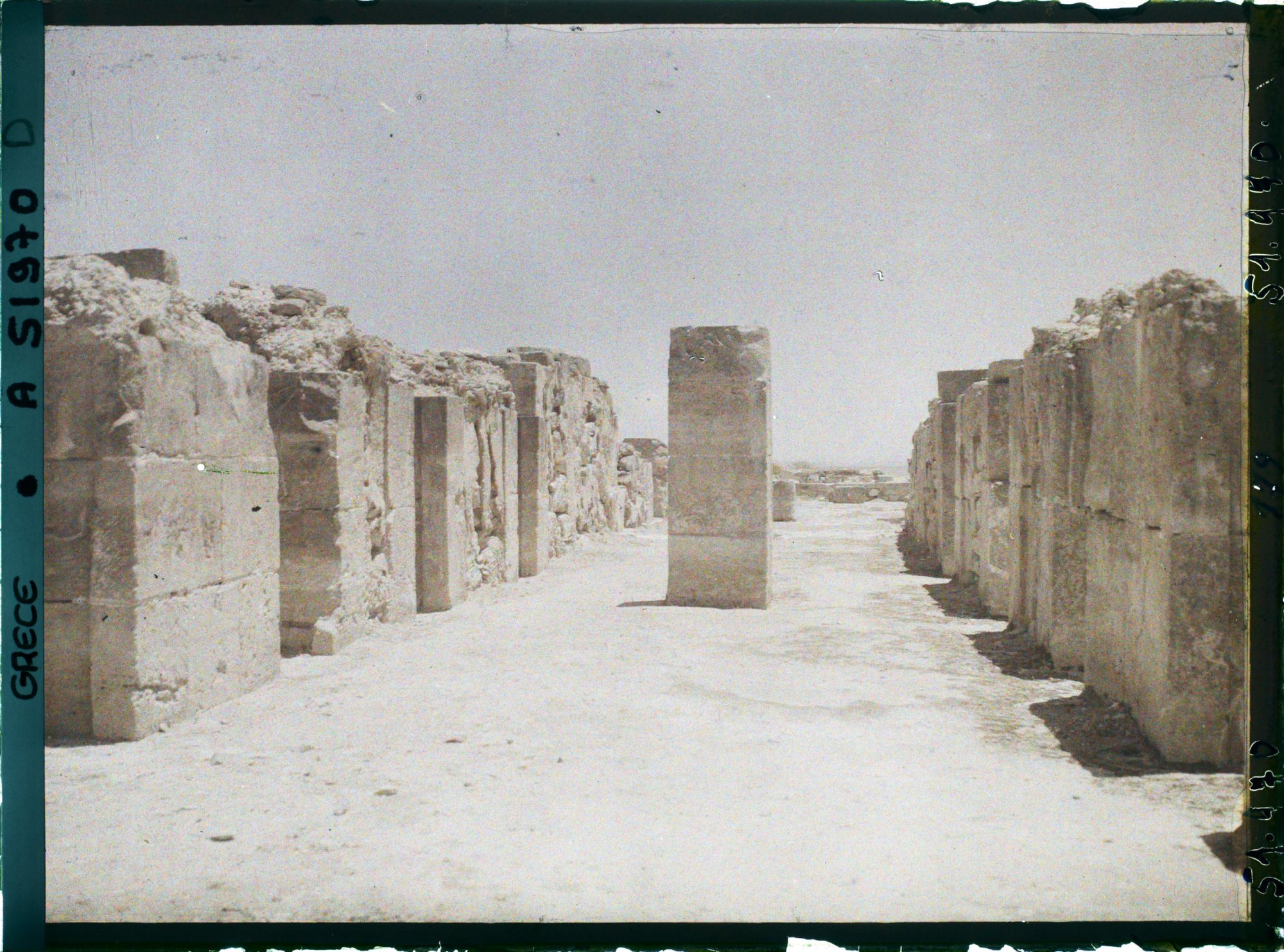 Image représentant Le palais. Le couloir central de magasins reliant la cour occidentale et centrale