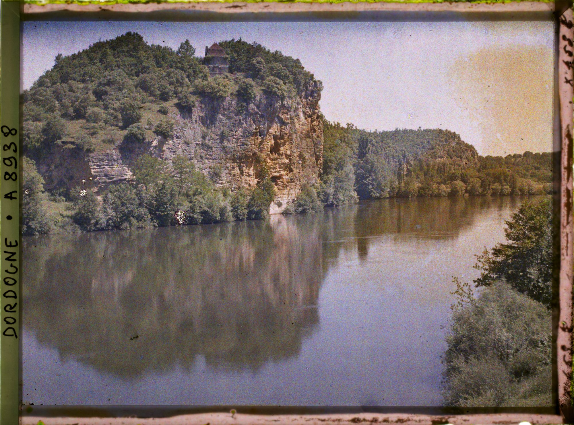 Image représentant France, Vitrac, Du milieu du pont vue de la rive droite vers l'amont un grand rocher jaune