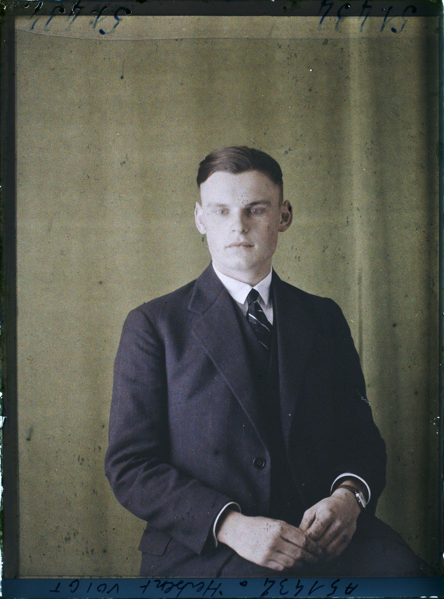 Image représentant Monsieur  https://musee-albert-kahn.s-museum.fr/home/NWQ2OTAwYzNmYjZlZTk1ZWQwODJmMjY4L2dlbmVyaWMtbm90aWNlLXRhYi9hdXRob3JpdHkvNjE3YTc5ZjVjZjhiODk2OGIzMzM3ZDIx/5d6900c3fb6ee95ed082f268/generic-notice-tab/authority/617a79ebcf8b8968b33379ea Herbert Voigt