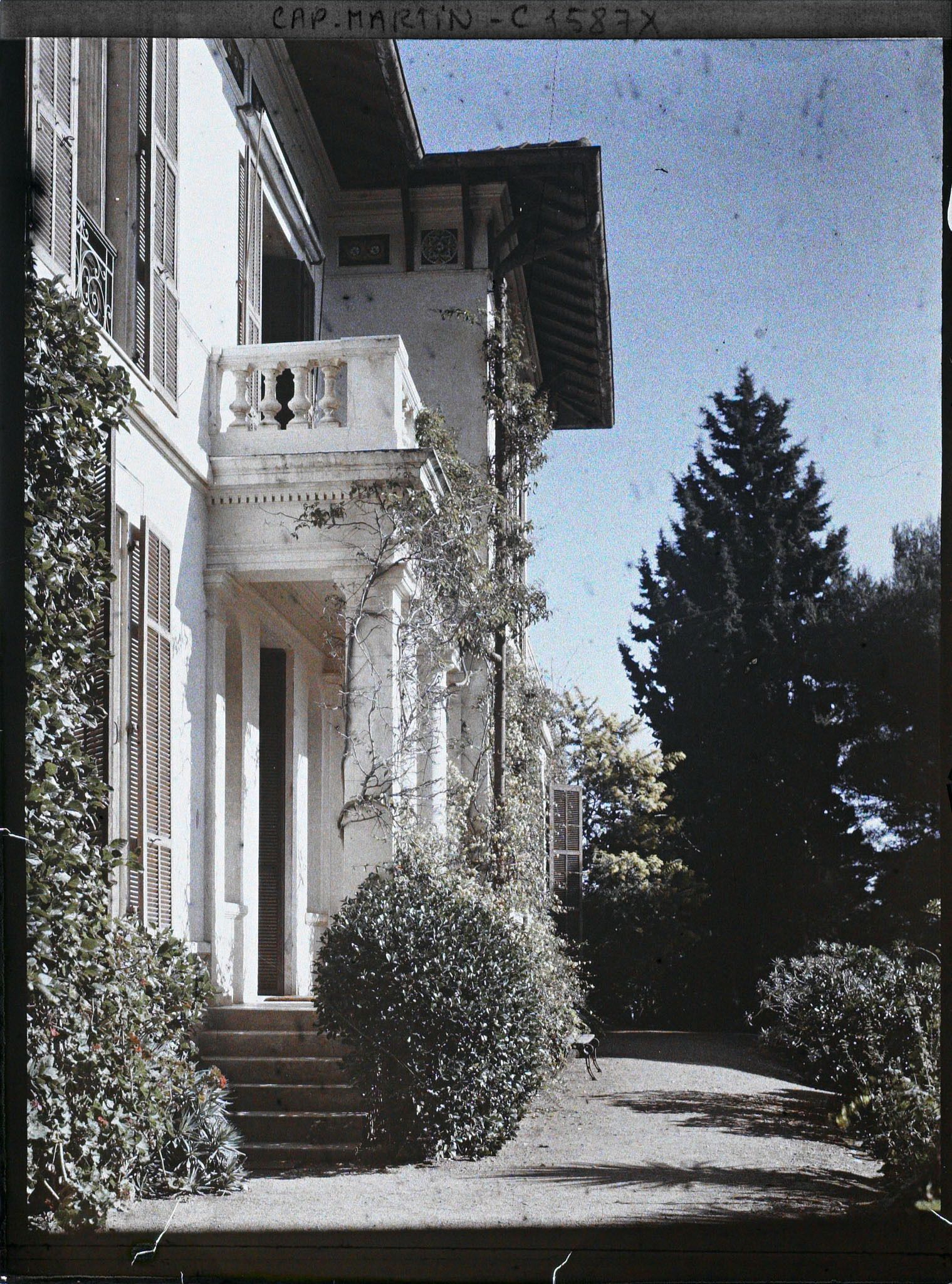 Image représentant Allée longeant la façade de la villa Miramar vue en direction de l'Est