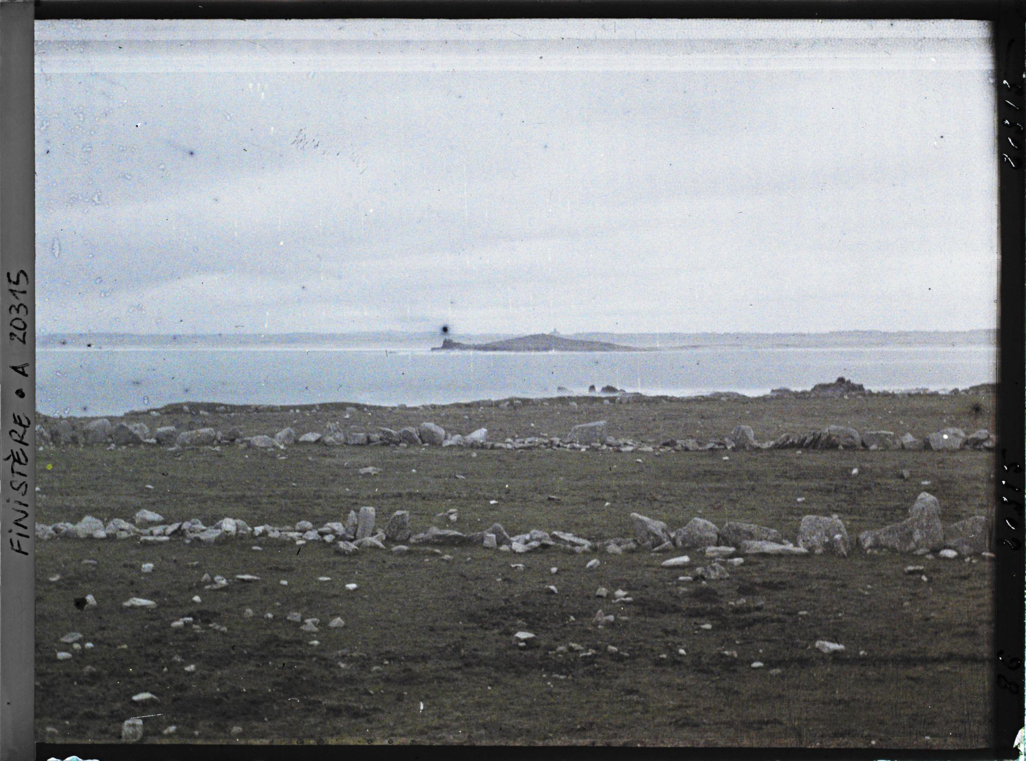 Image représentant La presqu'île de la Torche vue de la presqu'île de Porz-Carn.