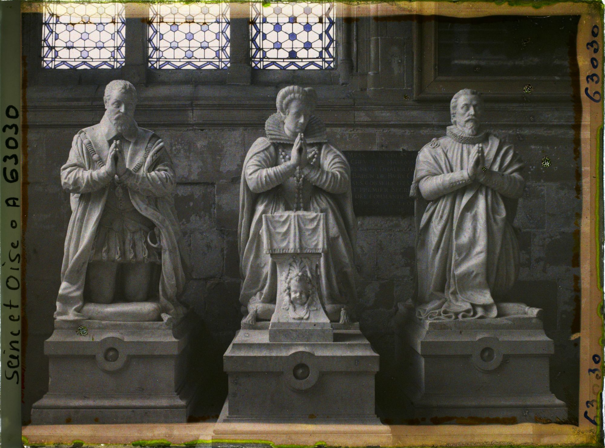 Image représentant Ile de France, Magny-en-Vexin, Intérieur de l'Eglise  Statues des comtes