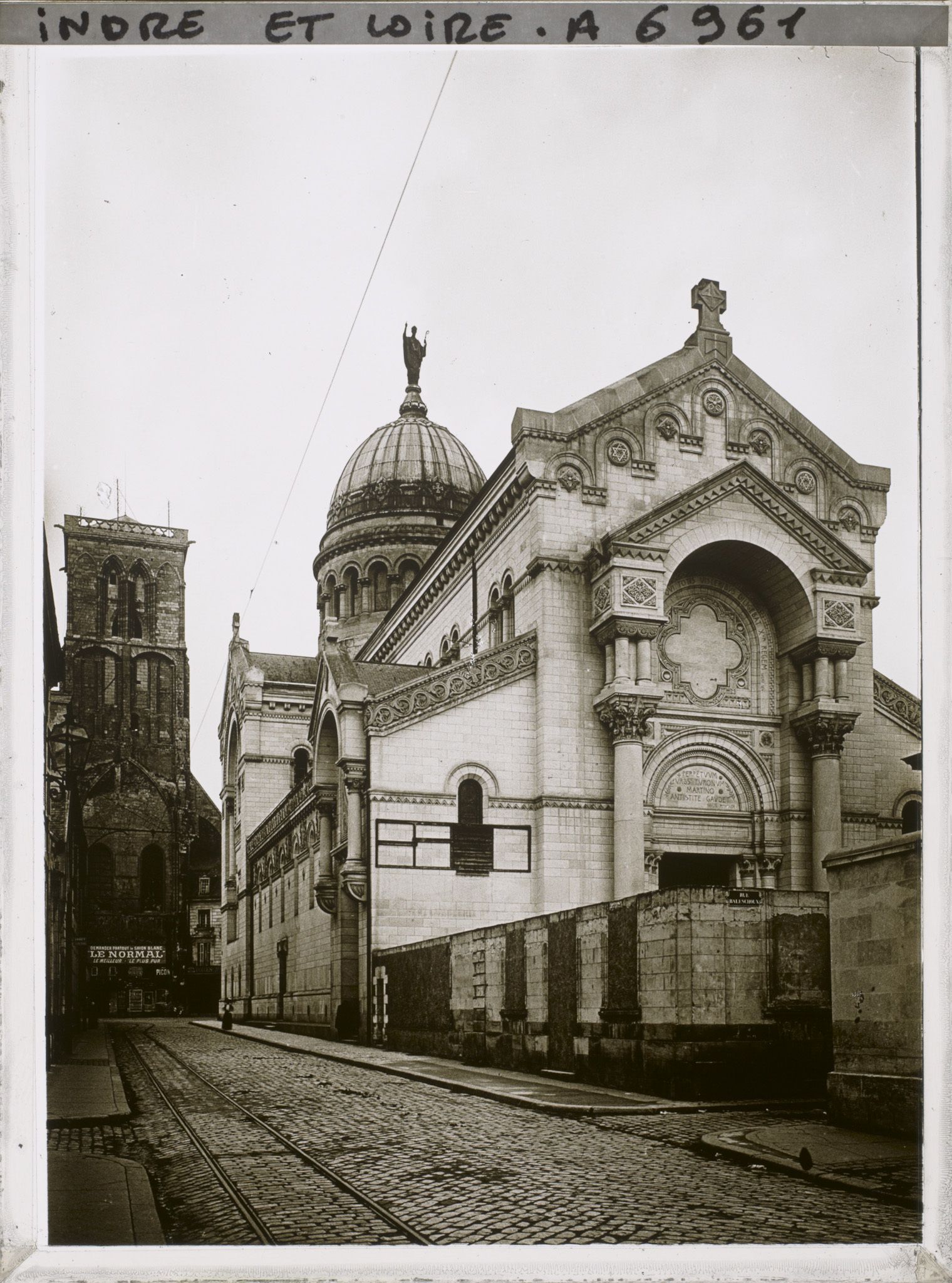 Image représentant La Basilique Saint-Martin et la Tour Charlemagne, vues depuis la rue Descartes