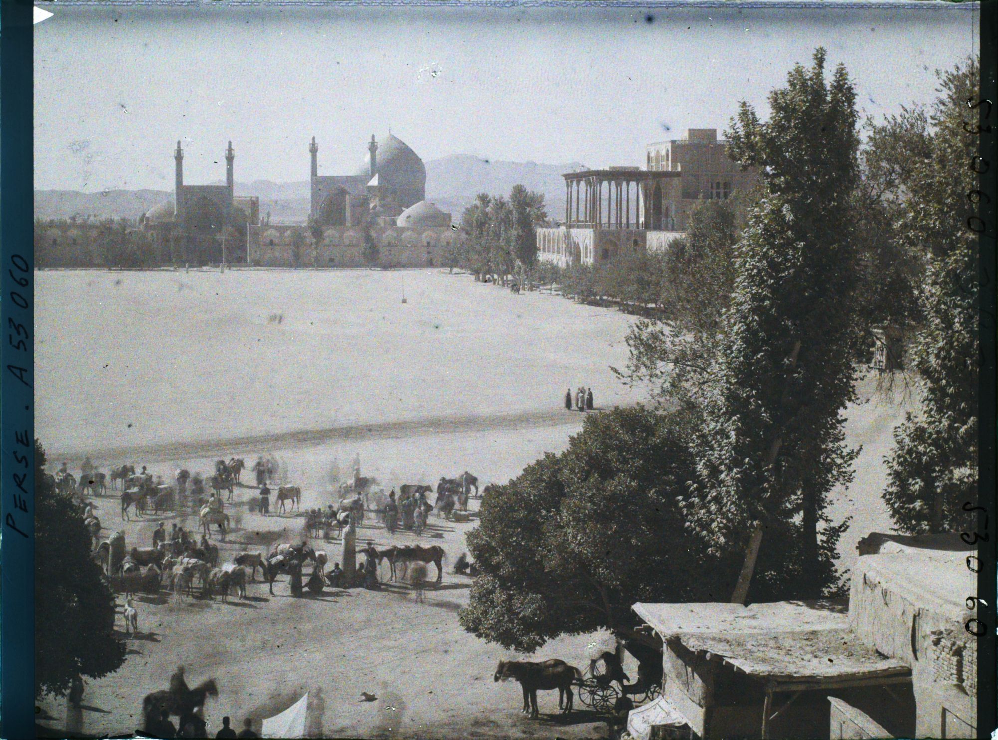 Image représentant La place Naghsh-e Jahan ou Meydan-i-Chah (place Royale), vers la mosquée du Chah au sud et le palais d'Ali Qapu à l'ouest
