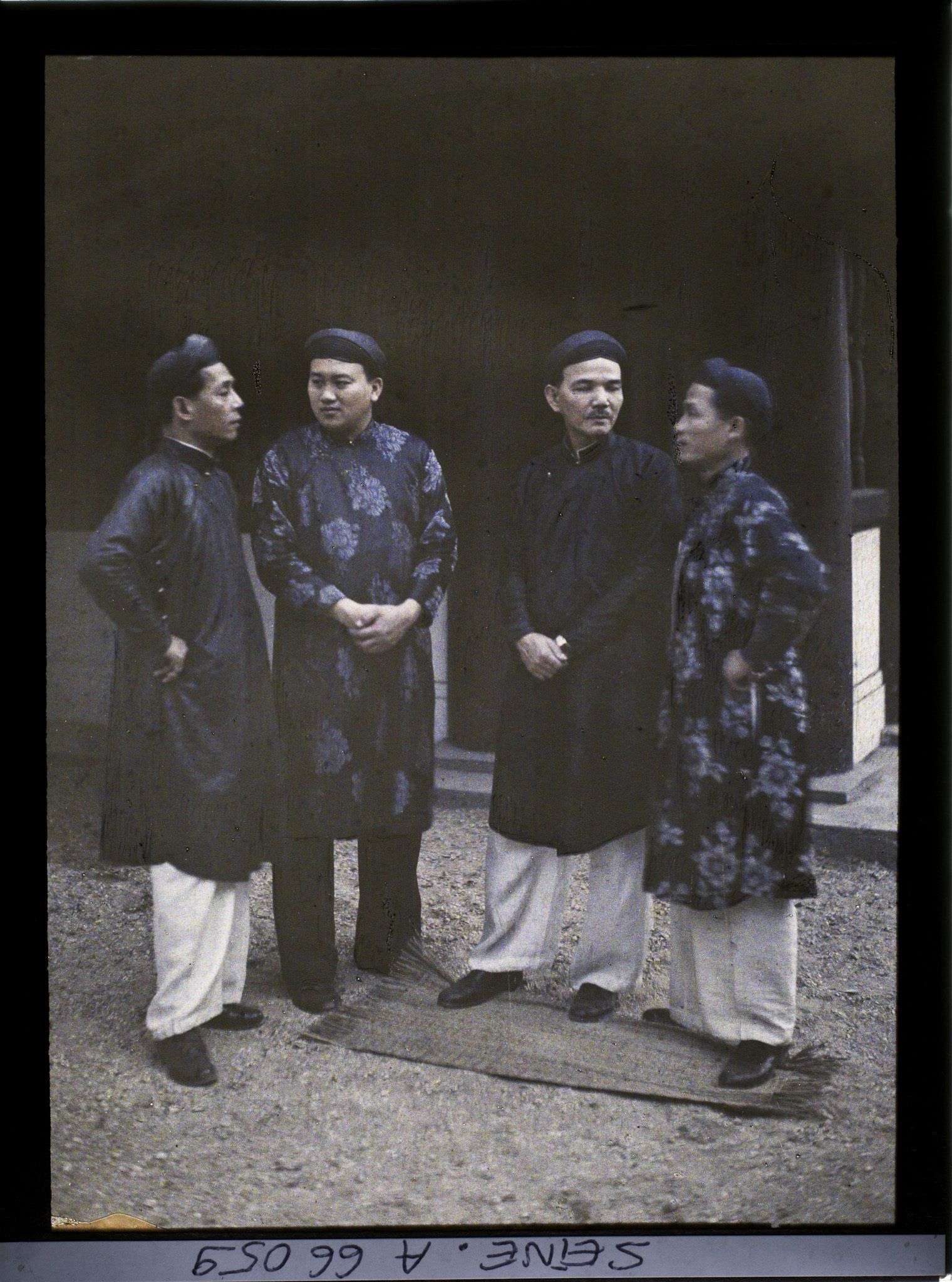 Image représentant L'Exposition Coloniale Internationale de 1931, quatre hommes annamites